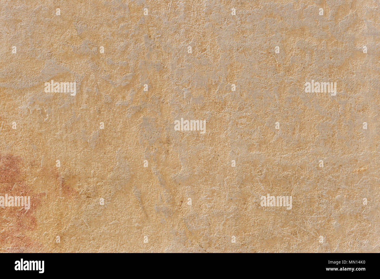 Weathered dipinte di un giallo sullo sfondo della parete, parzialmente sbiadito. Corroso, sbucciate, vintage, muro grezzo per sfondo. Vista ravvicinata con i dettagli. Foto Stock