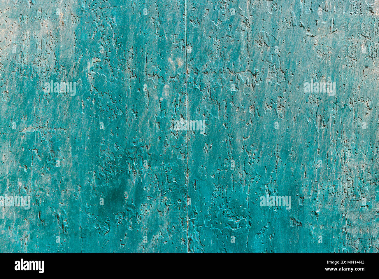 Weathered blu, verde parete dipinta sullo sfondo, parzialmente sbiadito. Corroso, sbucciate, vintage, muro grezzo per sfondo. Vista ravvicinata con i dettagli. Foto Stock