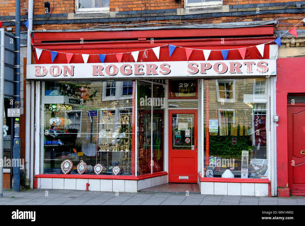 Intorno a Swindon una grande città nel Wiltshire con legami storici esistenti per l'industria ferroviaria, don Rogers sport shop. Rogers ha giocato il gioco del calcio per la città di Swindon Foto Stock