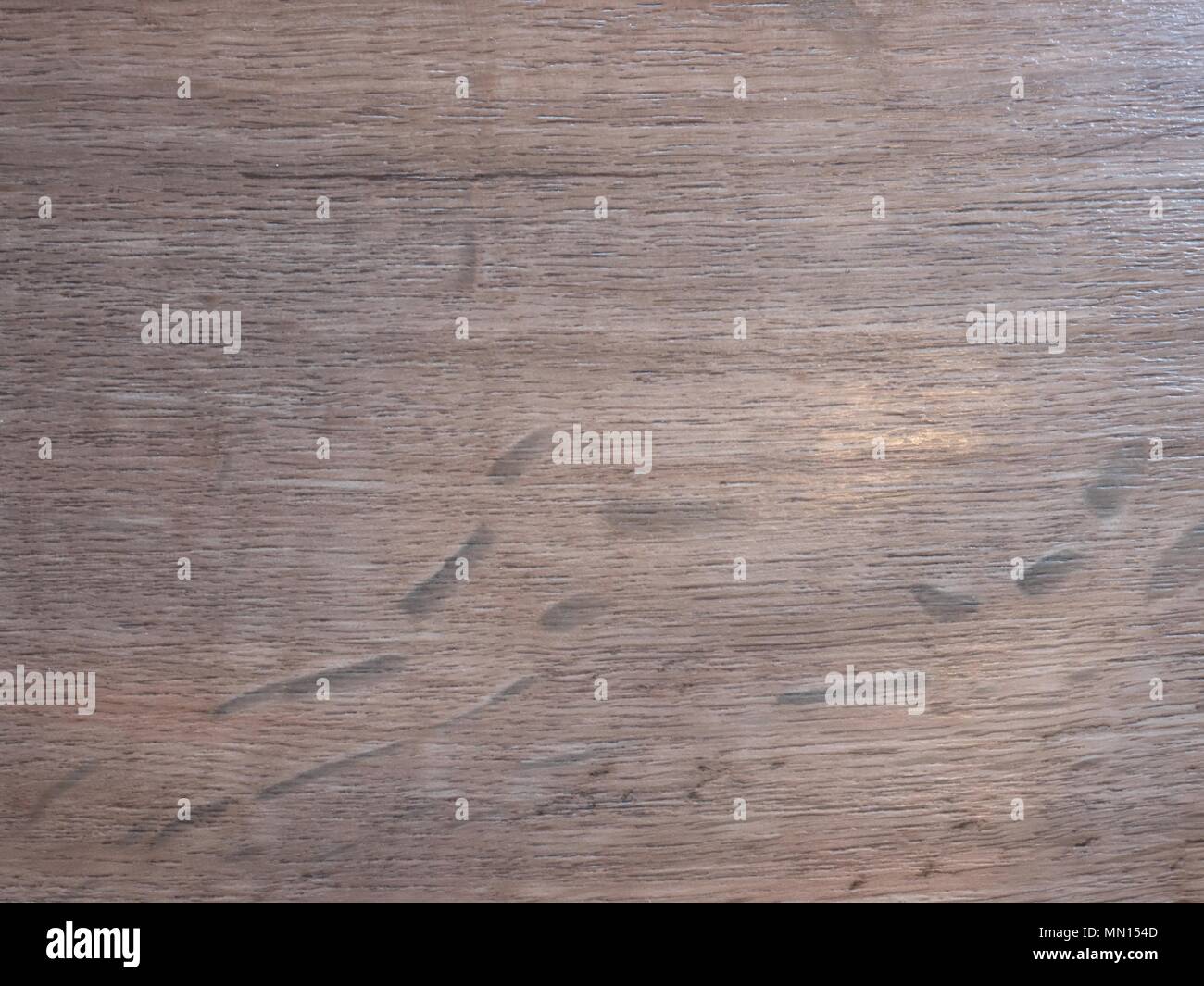 Pavimento in legno, vista dietro il legno scuro dettagli belle tavole di legno design per come sfondo Foto Stock