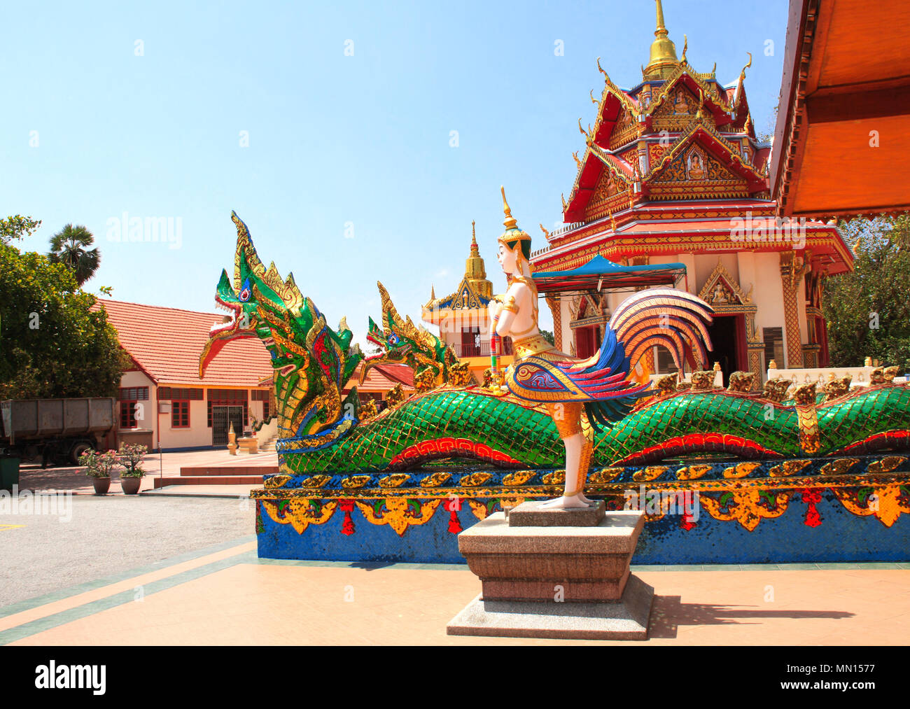 Statue di kinnaris e serpenti-nagas Pavilion di Pulau Tikus, buddista thailandese (tempio Wat Chayamangkalaram), famosa attrazione turistica di Georgetown, Pe Foto Stock