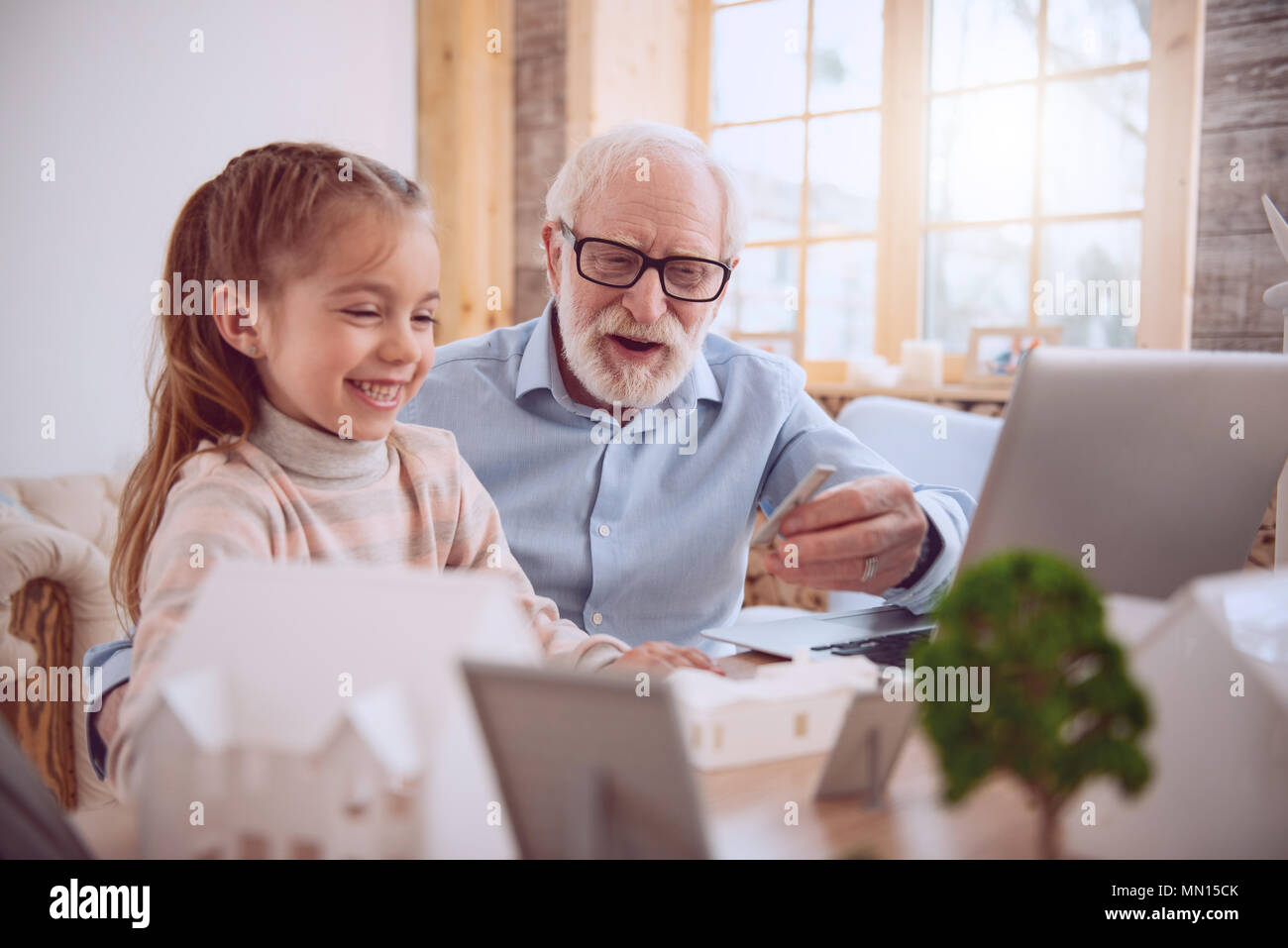 Età positivo uomo seduto vicino al suo pupillo Foto Stock