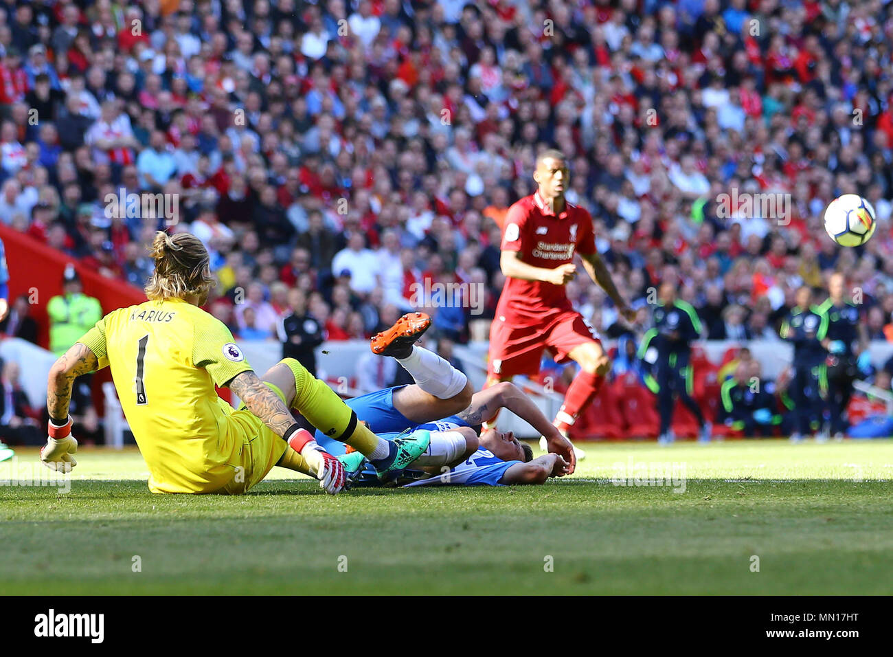 Liverpool, Regno Unito. 13 Maggio, 2018. Liverpool Portiere Loris Karius ottenere la palla ma prende anche fuori Solly marzo di Brighton & Hove Albion. Premier League, Liverpool v Brighton & Hove Albion ad Anfield Stadium di Liverpool domenica 13 maggio 2018. Questa immagine può essere utilizzata solo per scopi editoriali. Solo uso editoriale, è richiesta una licenza per uso commerciale. Nessun uso in scommesse, giochi o un singolo giocatore/club/league pubblicazioni. pic da Chris Stading/Andrew Orchard fotografia sportiva/Alamy Live news Credito: Andrew Orchard fotografia sportiva/Alamy Live News Foto Stock