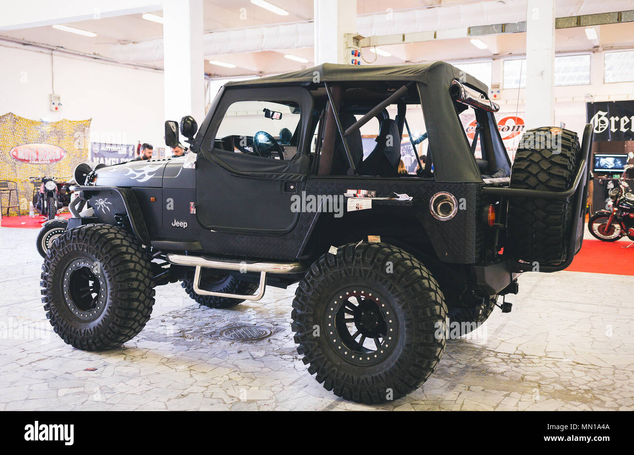 Napoli, campania, Italy. Il 12 maggio 2018. Jeep esibito durante l esperienza del motorino, Napoli International Auto e moto mostra. Credito: Ernesto Vicinanza/SOPA Immagini/ZUMA filo/Alamy Live News Foto Stock