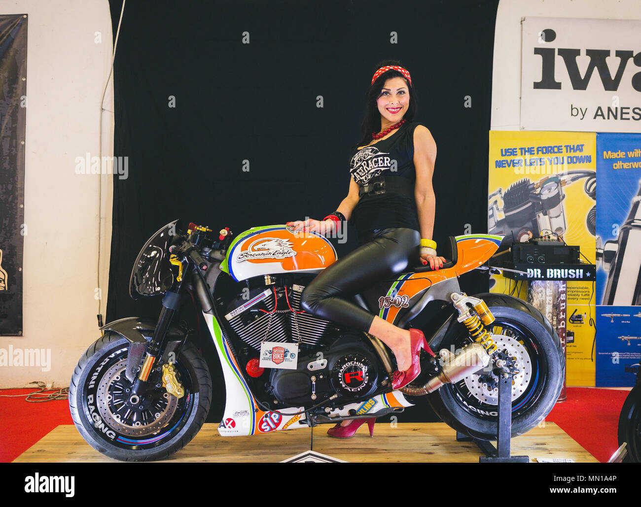 Napoli, campania, Italy. Il 12 maggio 2018. Serbatoi per moto esposte durante l'esperienza di motore, Napoli International Auto e moto mostra. Credito: Ernesto Vicinanza/SOPA Immagini/ZUMA filo/Alamy Live News Foto Stock