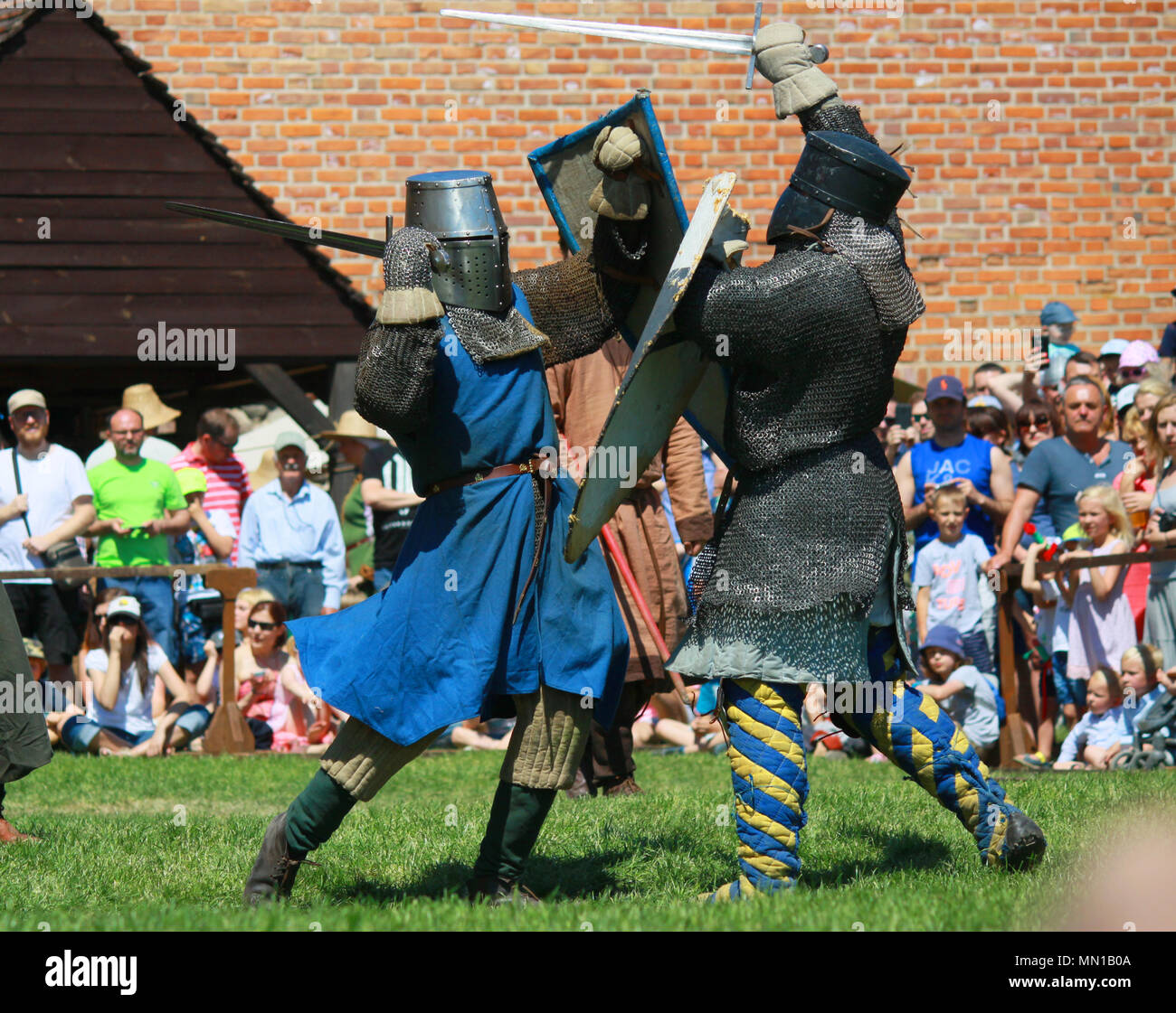 Czersk, Polonia. 13 Maggio, 2018. Cavalieri combattendo sul torneo nel castello di Czersk, a sud di Varsavia, Polonia Foto Stock