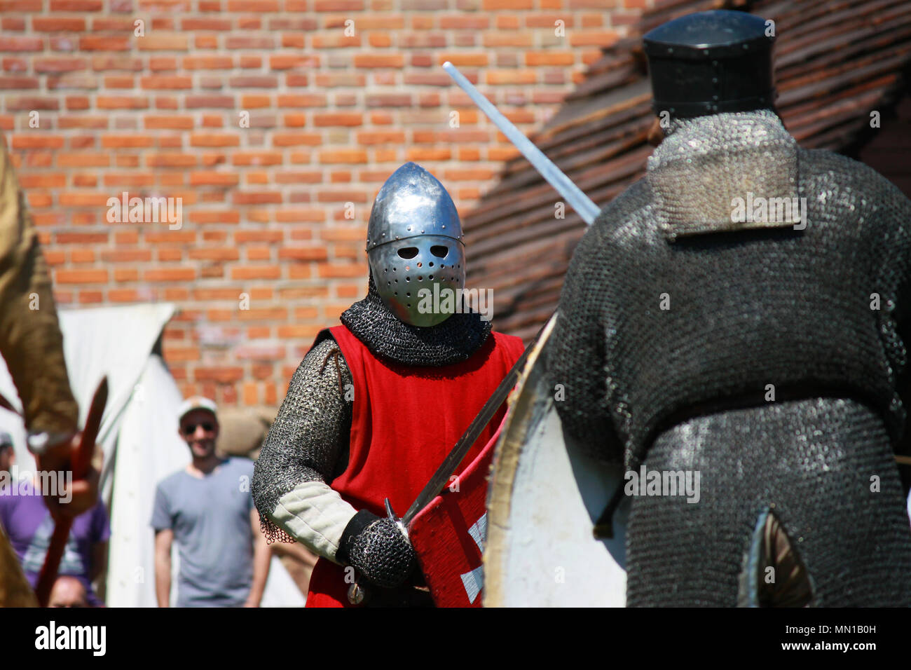 Czersk, Polonia. 13 Maggio, 2018. Cavalieri combattendo sul torneo nel castello di Czersk, a sud di Varsavia, Polonia Foto Stock