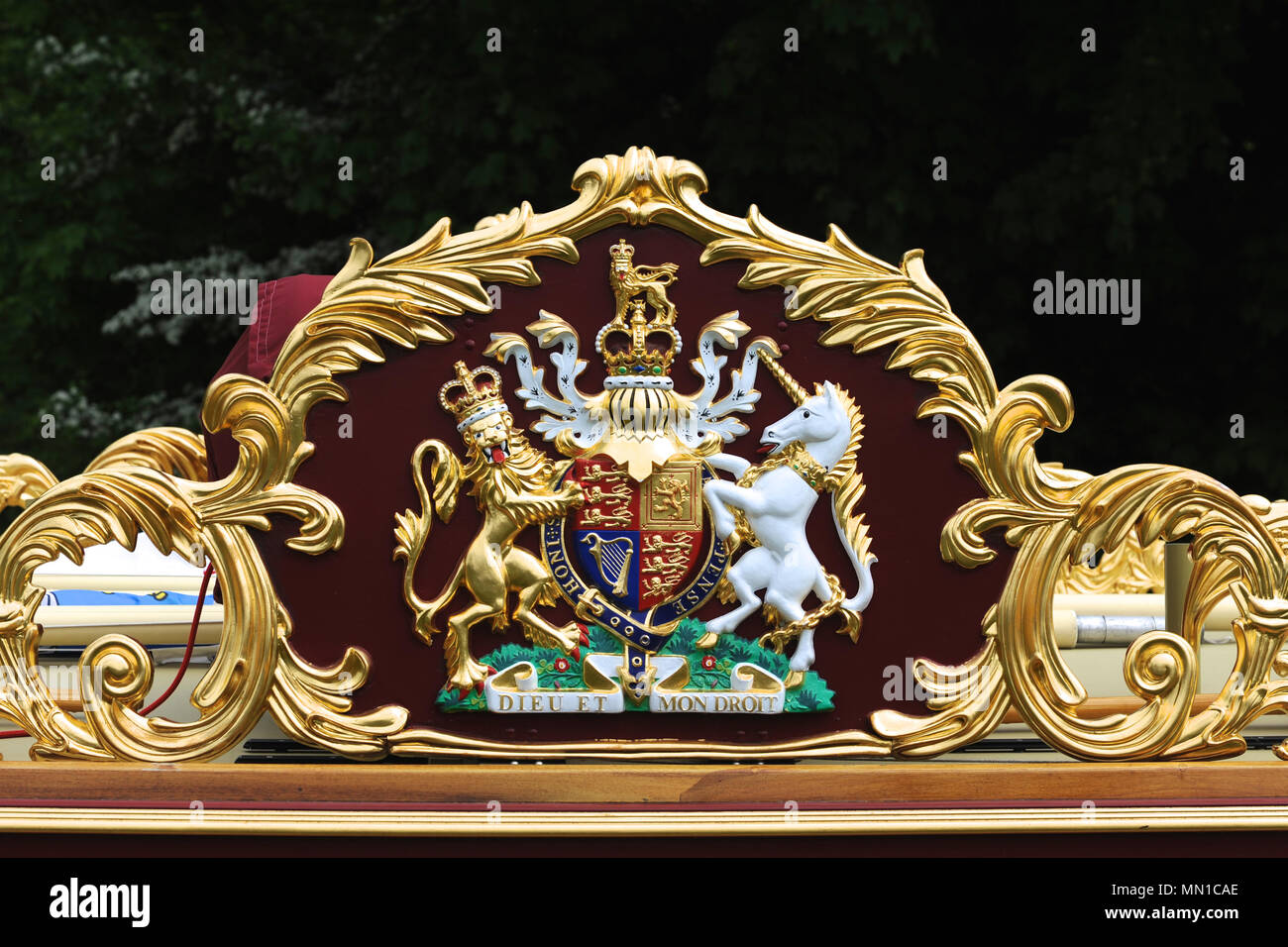 Londra, Regno Unito. 13 Maggio, 2018. La stemma reale sulla regina della chiatta " Vincenzo". Credito: Michael Preston/Alamy Live News Foto Stock