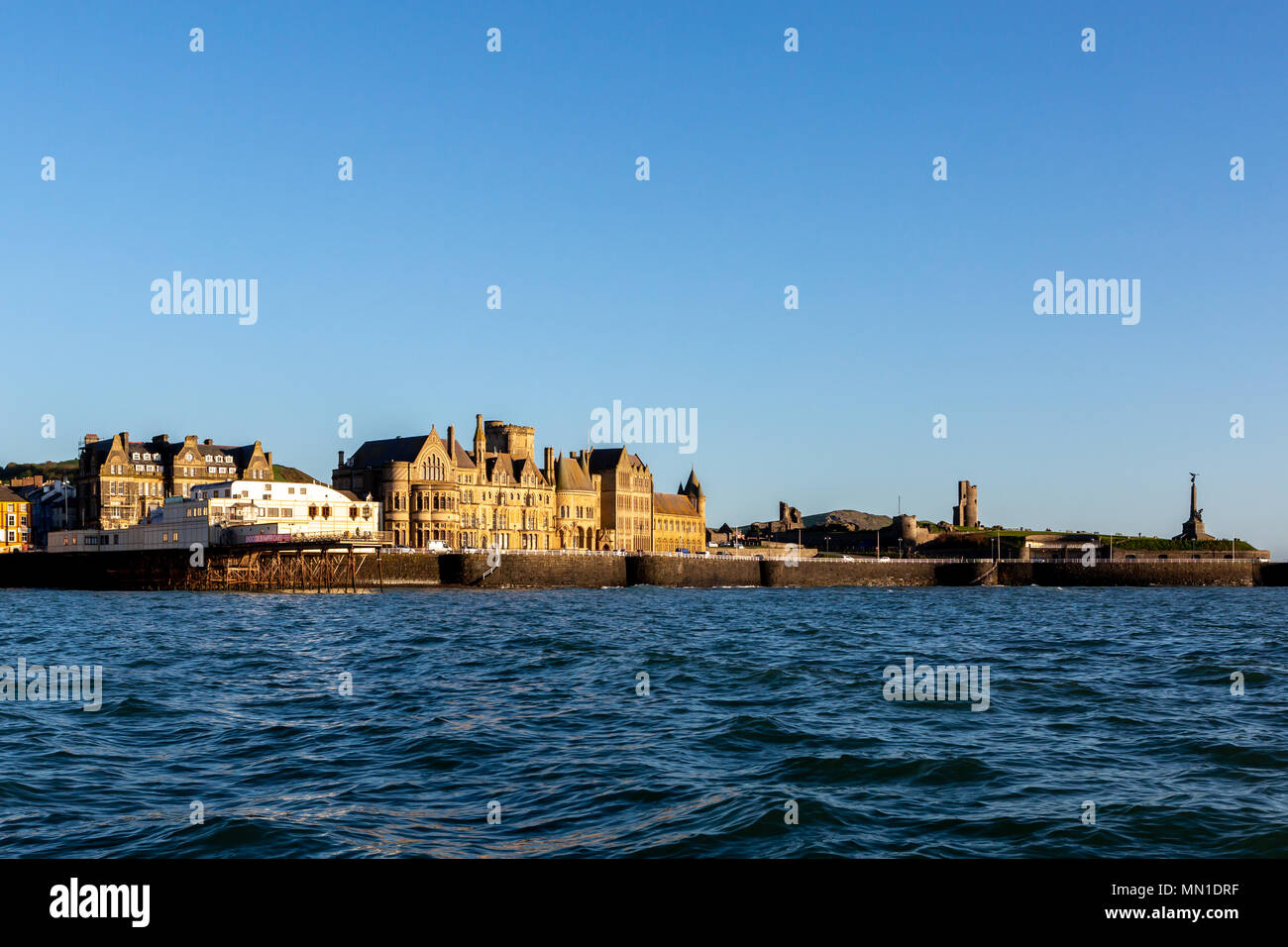 Aberystwyth, Ceredigion, Wales, Regno Unito 13 maggio 2018 UK Meteo: il sole che splende sul vecchio college e il molo lungo la promenade di Aberystwyth, con un cielo azzurro e sole questa sera, come si vede da cardigan bay. © Ian Jones/Alamy Live News. Foto Stock