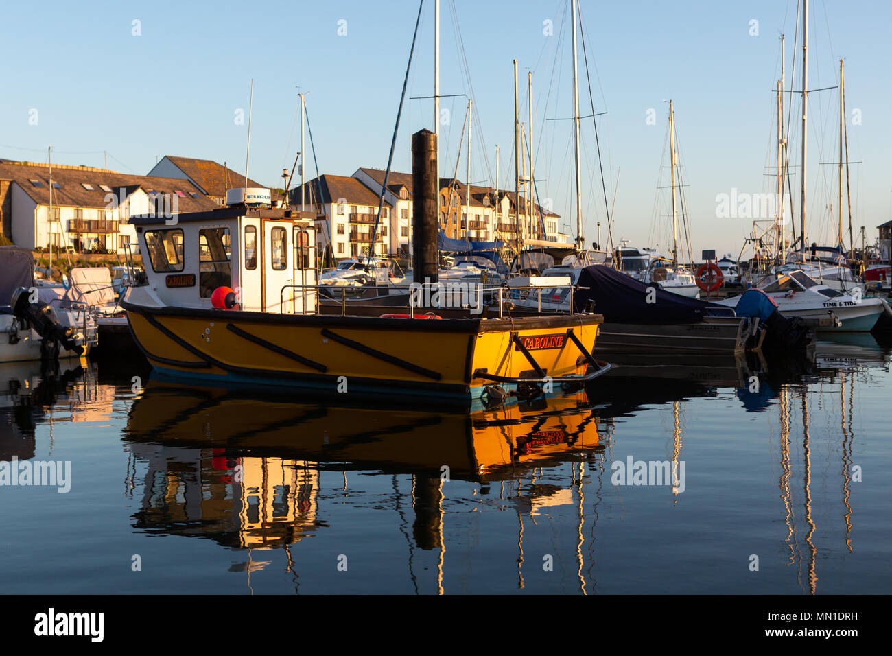 Aberystwyth, Ceredigion, Wales, Regno Unito 13 maggio 2018 UK Meteo: Riflessioni nel porto come Aberystwyth gode di un cielo azzurro e sole questa sera. © Ian Jones/Alamy Live News. Foto Stock
