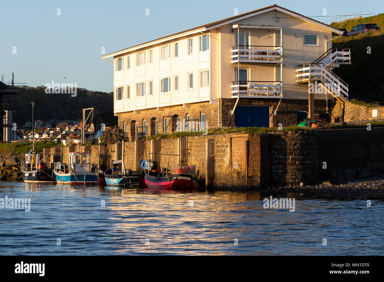 Aberystwyth, Ceredigion, Wales, Regno Unito 13 maggio 2018 UK Meteo: Riflessioni nel porto come Aberystwyth gode di un cielo azzurro e sole questa sera. © Ian Jones/Alamy Live News. Foto Stock
