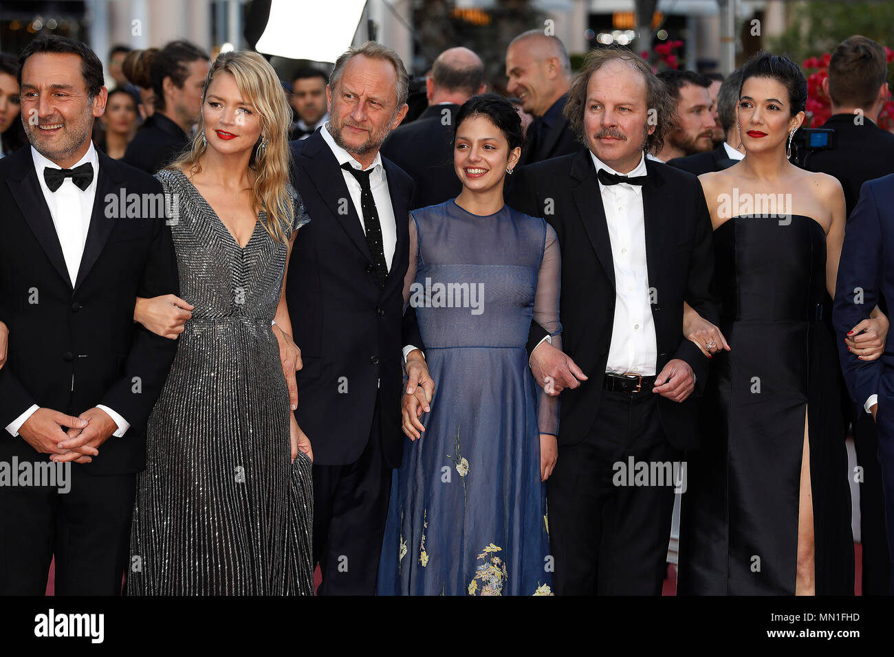 Cannes, Francia. 13 Maggio, 2018. (L-R:) Leila Bekhti, direttore Gilles Lellouche, attori Virginie Efira, Benoît Poelvoorde, Noee abita, Philippe Katerine, Mélanie Doutey e Jonathan Zaccai al 'Sinchiostro o nuotare (Le Grand Bain)' premiere durante la settantunesima Cannes Film Festival presso il Palais des Festivals il 13 maggio 2018 a Cannes, Francia. Credito: Giovanni Rasimus/Media punzone ***Francia, Svezia, Norvegia, DENARK, Finlandia, STATI UNITI D'AMERICA, REPUBBLICA CECA, SUD AMERICA SOLO CREDITO***: MediaPunch Inc/Alamy Live News Foto Stock