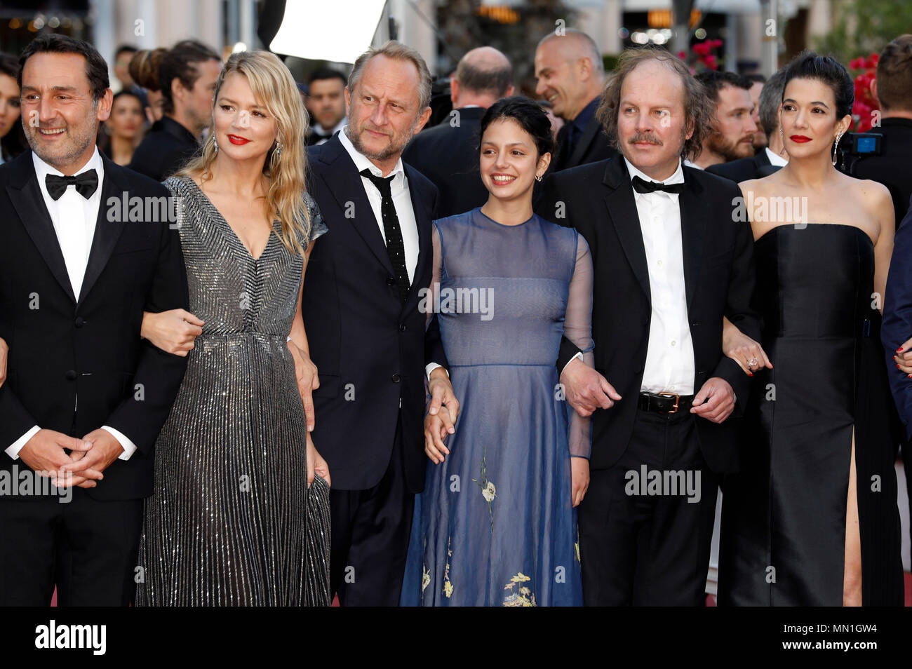 Cannes, Francia. 13 Maggio, 2018. Gilles Lellouche e Virginie Efira, Benoît Poelvoorde, Noee abita, Philippe Katerine e Mélanie Doutey frequentando il 'Sinchiostro o nuotare / Le grand bain' premiere durante la settantunesima Cannes Film Festival presso il Palais des Festivals il 13 maggio 2018 a Cannes, Francia Credito: Geisler-Fotopress/Alamy Live News Foto Stock