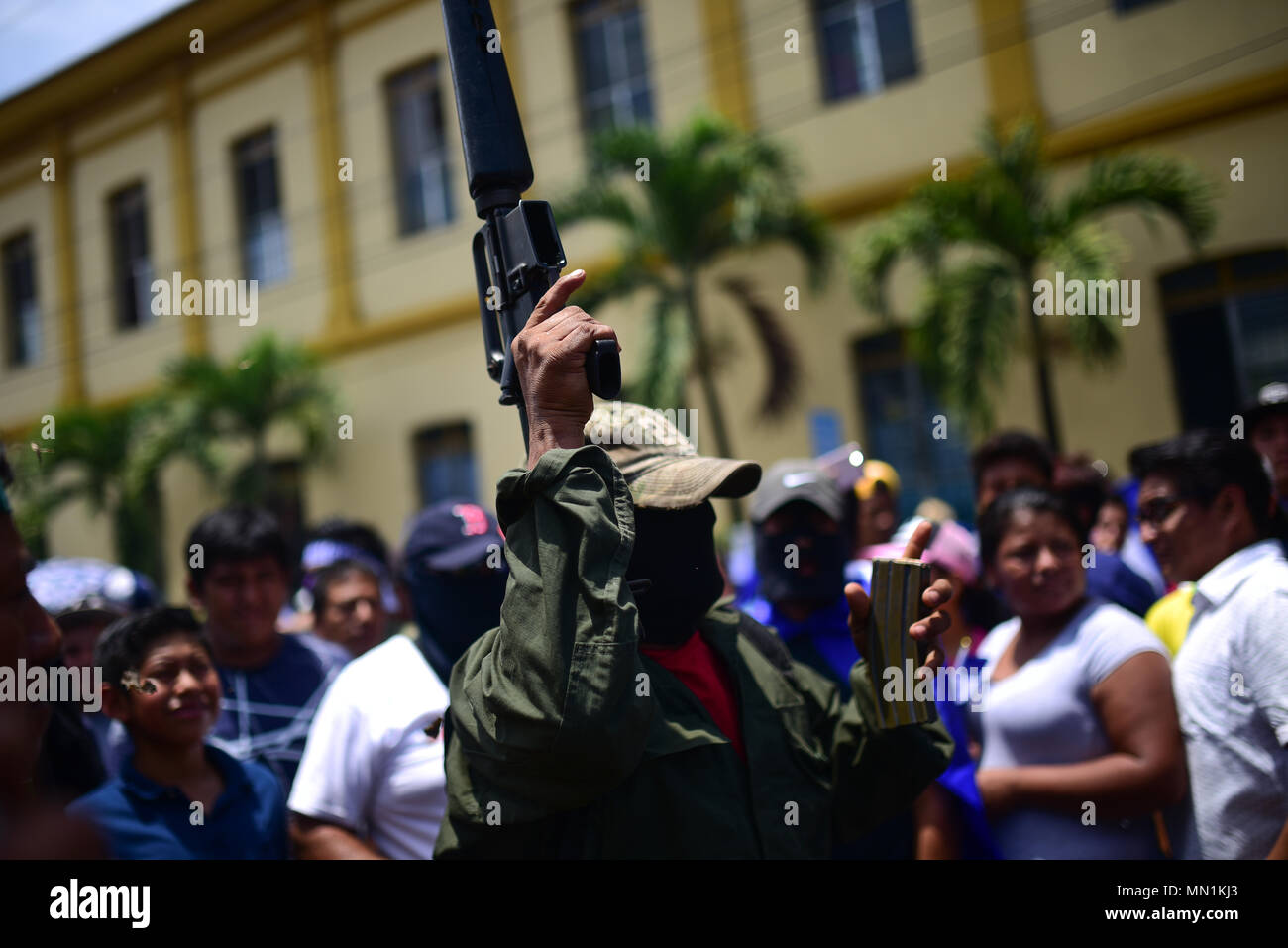 13 maggio 2018, Nicaragua, Masaya: un uomo mascherato porta una pistola durante una manifestazione di protesta contro il governo. Masaya è situato 30 chilometri southeaster della capitale Managua. Il 12 maggio, un protestor ha perso la vita durante la protesta dopo gli scontri con la polizia. Dopo le sanguinose proteste le forze si è battuto per un dialogo tra il governo e l'opposizione. Foto: Carlos Herrera/dpa Foto Stock