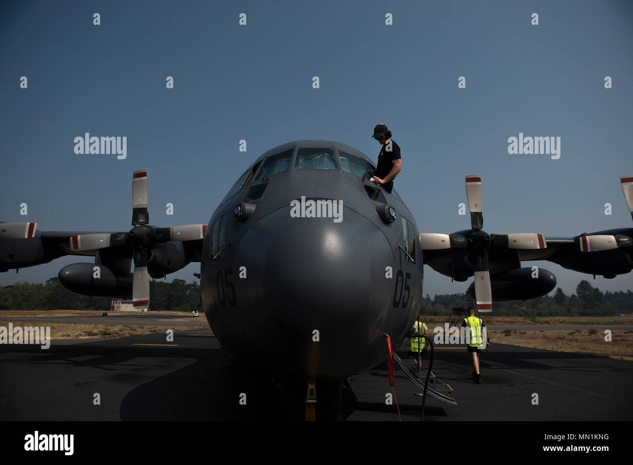 Royal New Zealand Air Force LAC Bulman Sam, avionica tecnico con il quarantesimo SQN RNZAF, Auckland, N.Z., esegue pulisce le finestre di una C-130H Hercules durante la fase di esercizio la mobilità custode in base comune Lewis-Mccorda, nello Stato di Washington, e il Agosto 8, 2017. Più di 3.000 aviatori, soldati, marinai, Marines e i partner internazionali fatta convergere su lo stato di Washington a sostegno della mobilità di un tutore. L'esercizio è destinato a testare le capacità di mobilità Forze Aeree per eseguire una rapida mobilità globale missioni in dinamica, ambienti impugnata. La mobilità è custode di mobilità in aria di comando esercizio premier, Foto Stock