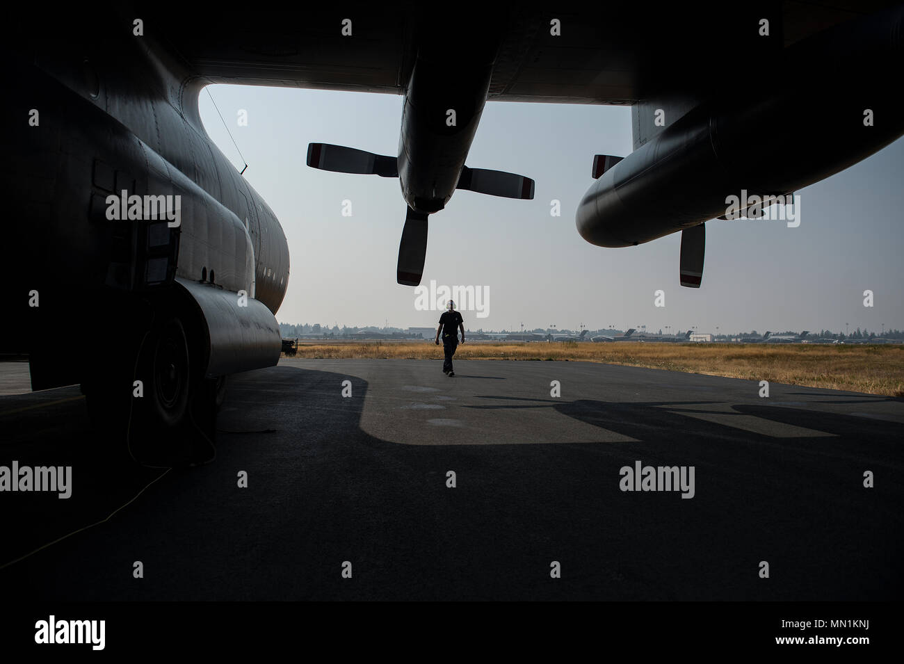 Royal New Zealand Air Force LAC Bulman Sam, avionica tecnico con il quarantesimo SQN RNZAF, Auckland, N.Z., esegue il pre-controlli di volo su un C-130H Hercules durante la fase di esercizio la mobilità custode in base comune Lewis-Mccorda, nello Stato di Washington, e il Agosto 8, 2017. Più di 3.000 aviatori, soldati, marinai, Marines e i partner internazionali fatta convergere su lo stato di Washington a sostegno della mobilità di un tutore. L'esercizio è destinato a testare le capacità di mobilità Forze Aeree per eseguire una rapida mobilità globale missioni in dinamica, ambienti impugnata. La mobilità è custode di mobilità in aria di comando esercizio premier, p Foto Stock