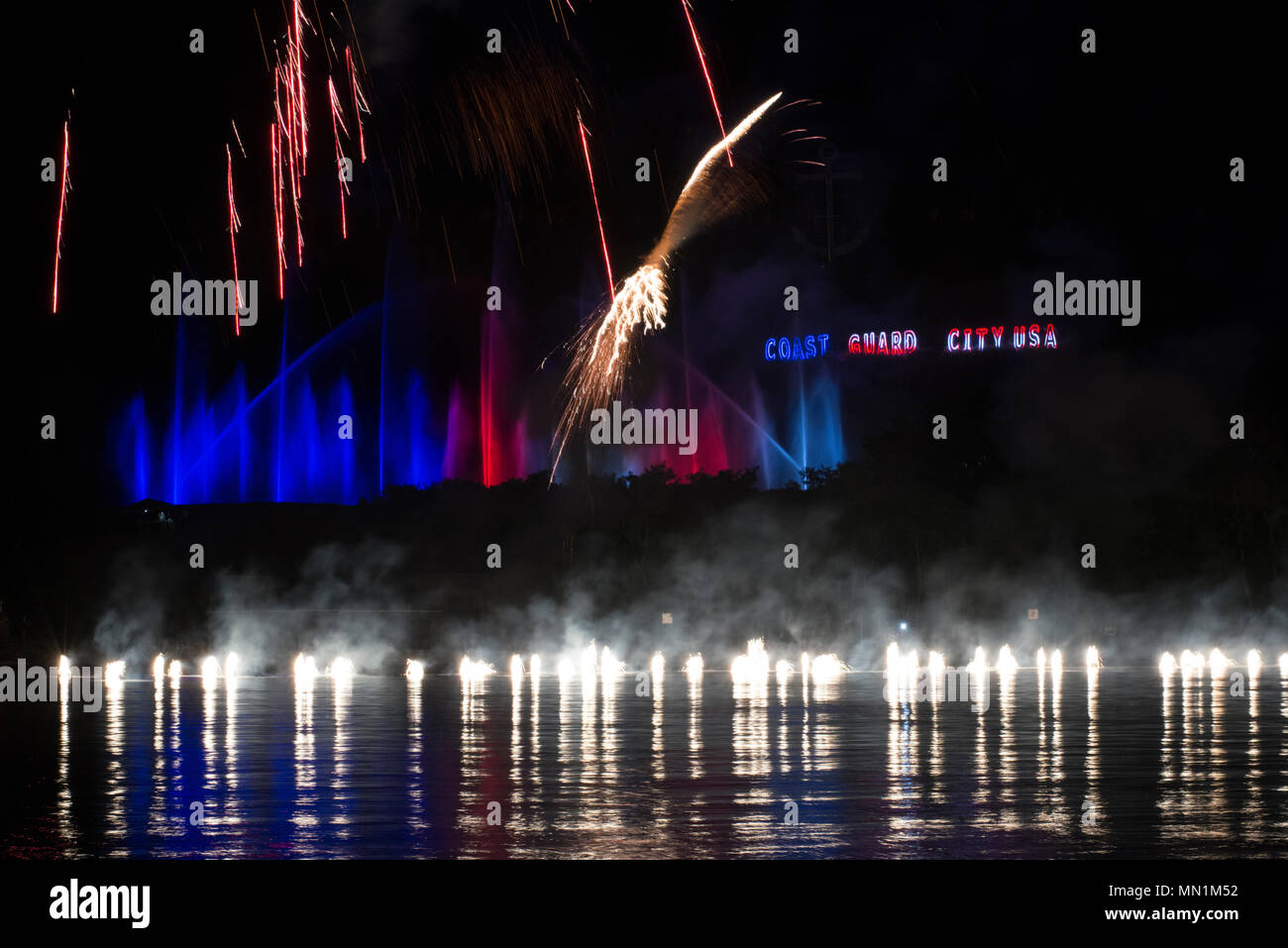 Fuochi d'artificio esplodere overhead durante il Coast Guard Festival in Grand Haven, Michigan, e il Agosto 5, 2017. I fuochi d'artificio erano accompagnati da musica e una fontana illuminata per celebrare il Coast Guard 227th del compleanno. Stati Uniti Coast Guard foto di Sottufficiali di 2a classe di Lauren Steenson. Foto Stock