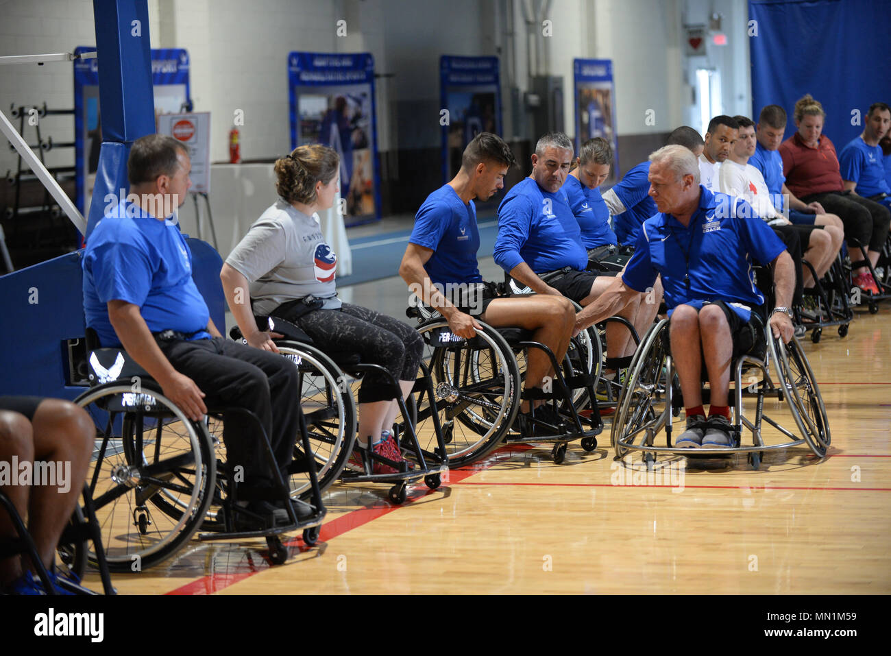 Mark Shepard, combattenti feriti pullman, incarica il basket in carrozzella a Offutt Air Force Base, Neb., 3 Agosto, 2017 durante il guerriero ferito la formazione. Il guerriero ferito evento aveva più di 120 attuali ed ex Air Force membri provenienti da tutto il paese che partecipano a sport. (U.S. Air Force foto di Zachary Hada) Foto Stock