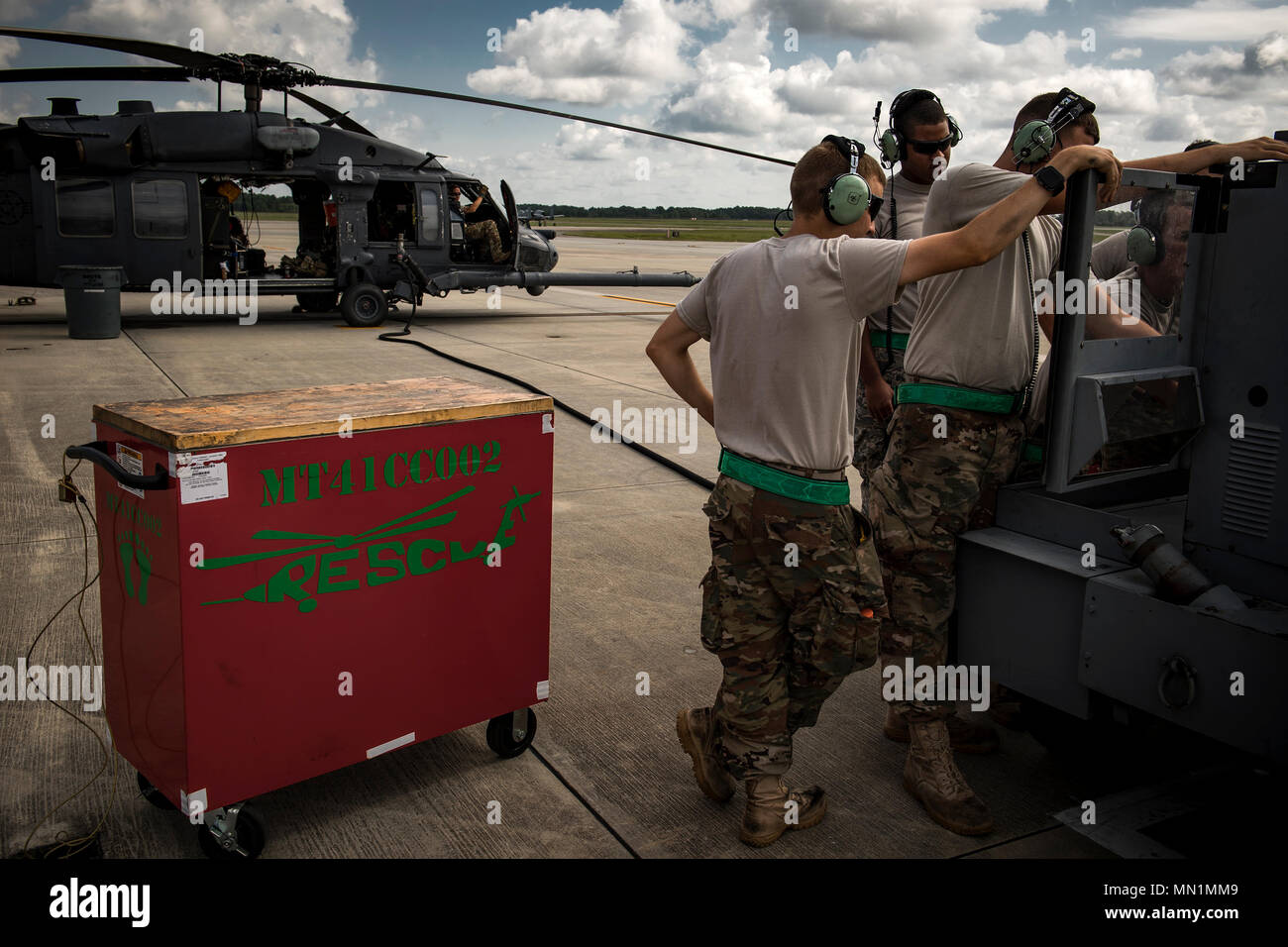 I manutentori da la quarantunesima elicottero unità di manutenzione avvia un carrello di alimentazione prima di una sortita, 7 Agosto, 2017, a Moody Air Force Base, Ga. Le squadre di manutenzione dal 23d Ala e la 325Fighter Wing sono di supporto Stealth Guardian, una cinque giorni di esercizio che è progettato per simulare scenari reali sia per il personale di volo e i manutentori. (U.S. Air Force photo by Staff Sgt. Ryan Callaghan) Foto Stock