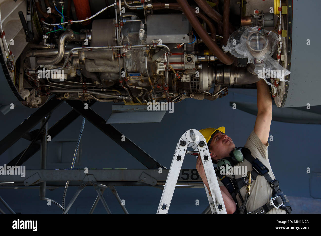 Il personale Sgt. Amos Hard, 721st Manutenzione aeromobili squadrone di propulsione aerospaziale tecnico, lavora sulla sostituzione di parte di un motore su un C-17 Globemaster III a Spangdahlem Air Base, Germania, e il Agosto 9, 2017. Il 726th aria mobilità Squadron ha lavorato con la cinquantaduesima disponibilità logistica Squadron le operazioni del veicolo, 52nd ingegnere civile Squadron sporcizia Boyz e 721st AMXS nel supporto di fissaggio del motore che prende una media di 12 ore per completare l'operazione. (U.S. Air Force photo by Staff Sgt. Jonathan Snyder) Foto Stock