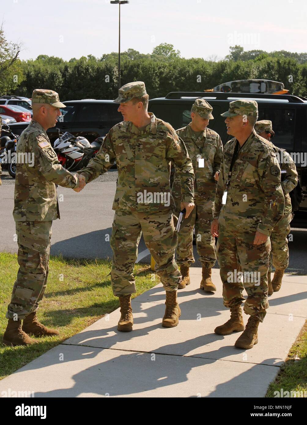 FORT GEORGE G. MEADE, Maryland - Lt. Gen. Paolo Nakasone, commander, U.S. Esercito Cyber Command (ARCYBER) (destra), introduce gen. James McConville, Vice Capo del personale (VCSA), U.S. Esercito, a Sgt. Il Mag. Jesse Potter, operazioni sergente maggiore per il 780th Intelligenza militare (MI) Brigata, al di fuori del quartier generale di brigata, 10 agosto. Il VCSA era qui per ricevere aggiornamenti da ARCYBER, 780th mi brigata, il Cyber brigata di protezione, 1 operazioni di informazione (IO) Comando (paese), E DEGLI STATI UNITI Rete di esercito Enterprise Technology Command (NETCOM), per l'esercito e le capacità offensiva nel cyberspazio Operatio Foto Stock