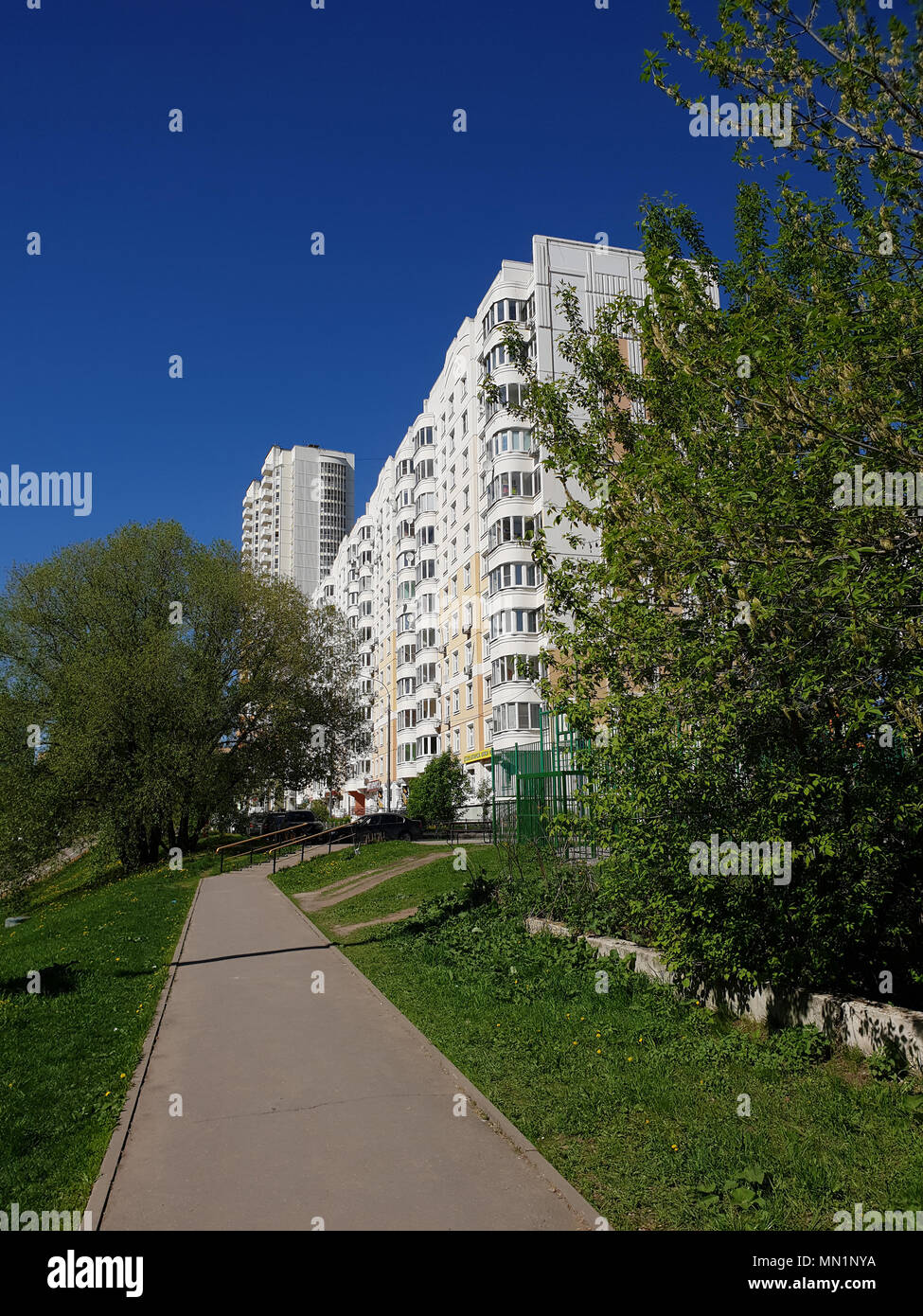 Panorama della città in un ambiente ecologicamente pulito in Khimki, Russia Foto Stock