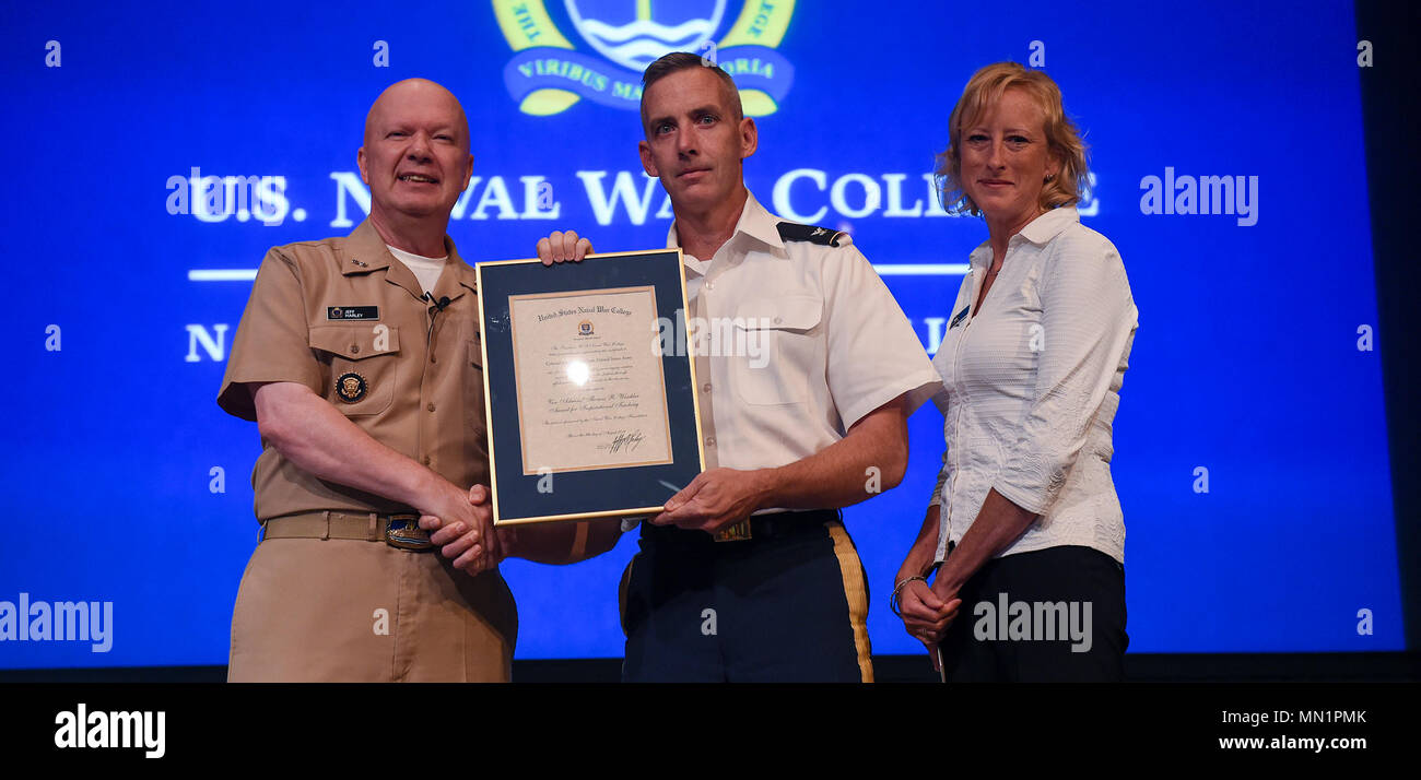 170809-N-RX668-018 NEWPORT, R.I. (Agosto 9, 2017) posteriori Adm. Jeffrey A. Harley (sinistra), presidente, U.S. Naval War College (NWC) a Newport, Rhode Island e Wendy Skinner (a destra), direttore di sviluppo, NWC Foundation, presente il Weschler Award per l insegnamento di ispirazione al Col. Giuseppe McGraw, un professore militare dalle operazioni militari congiunte al dipartimento NWC, durante una facoltà chiostro nel collegio di Spruance Auditorium. Il premio riconosce un uniformata NWC professore che dimostra la competenza professionale e di immaginazione e di entusiasmo durante la creazione delle condizioni per un unico e innova Foto Stock