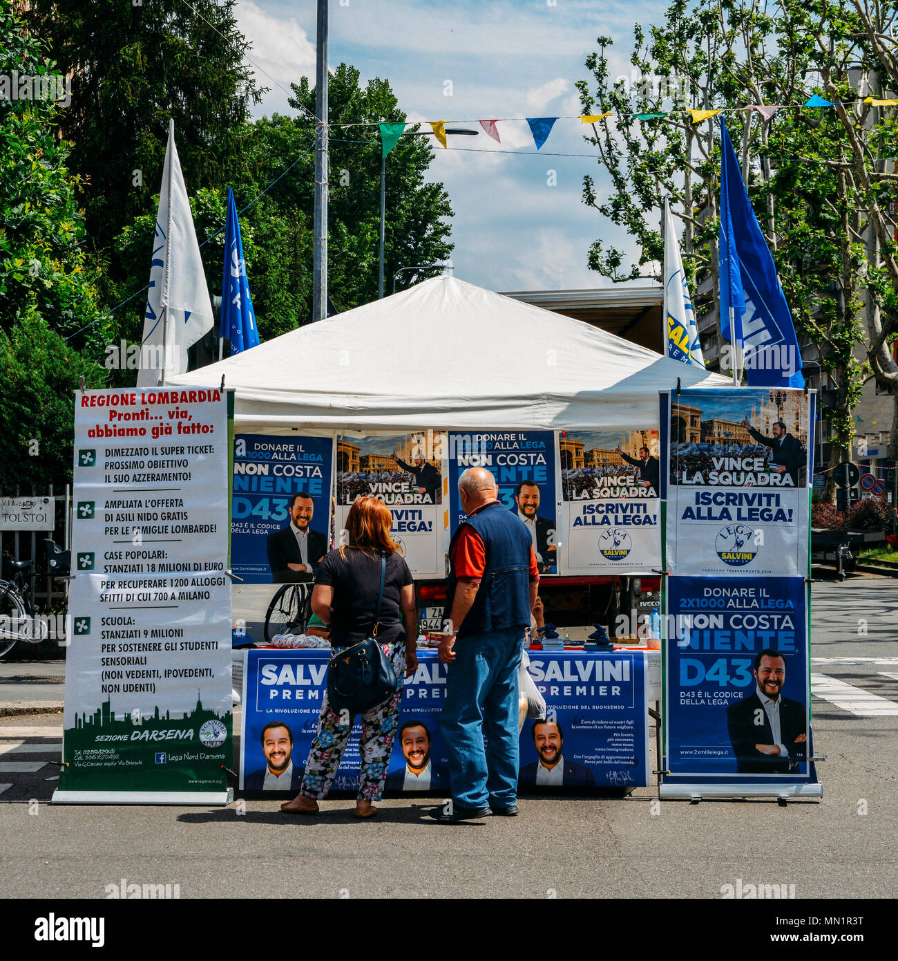 Elezione di stand su strada nel sostegno della Lega Nord partito politico guidato da Salvini italiani nelle 2018 elezioni generali Foto Stock