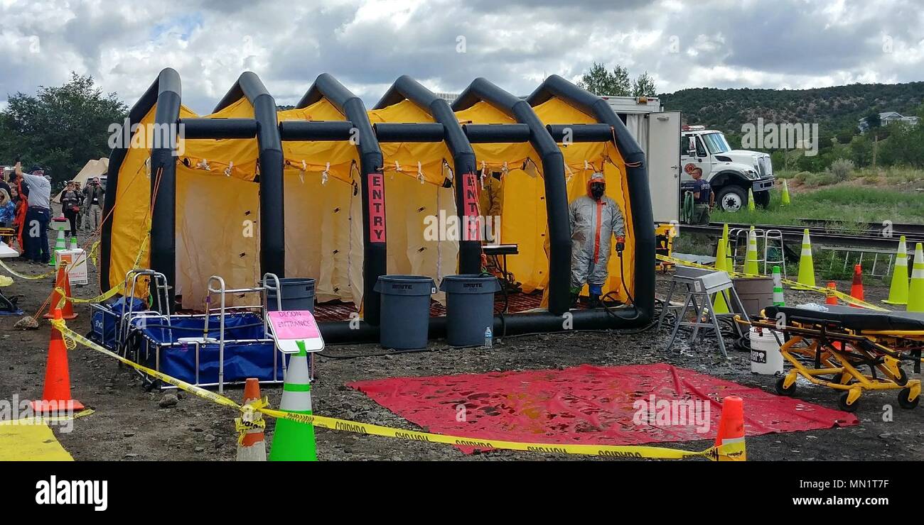 Un soldato con la 64th civile il Team di supporto, Messico Nuovo Esercito Nazionale Guardia, imposta la massa doccia di decontaminazione come parte di uno scenario di addestramento per la guardia vigile esercizio il 8 Agosto a Lamy, Nuovo Messico. Questo sito di decontaminazione era parte di un treno deragliamento scenario che eventuali fuoriuscite di rifiuti pericolosi il ferimento di oltre 100 lettori di ruolo. (Foto di Sgt. 1. Classe Shelly Rogers, U.S. Esercito Nord) Foto Stock