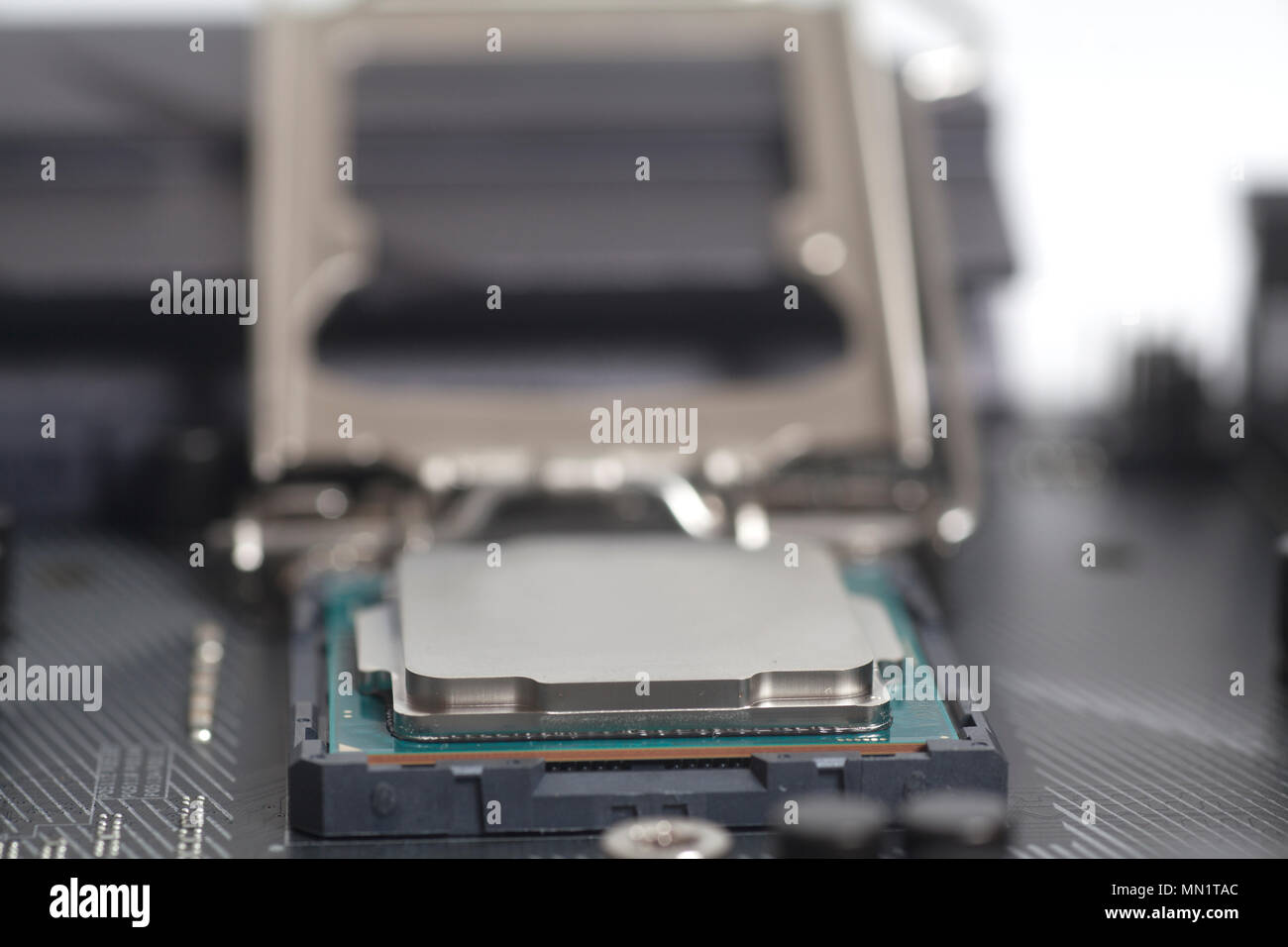 Intel LGA 1151 socket della CPU su scheda madre Computer PC con processore close up Foto Stock