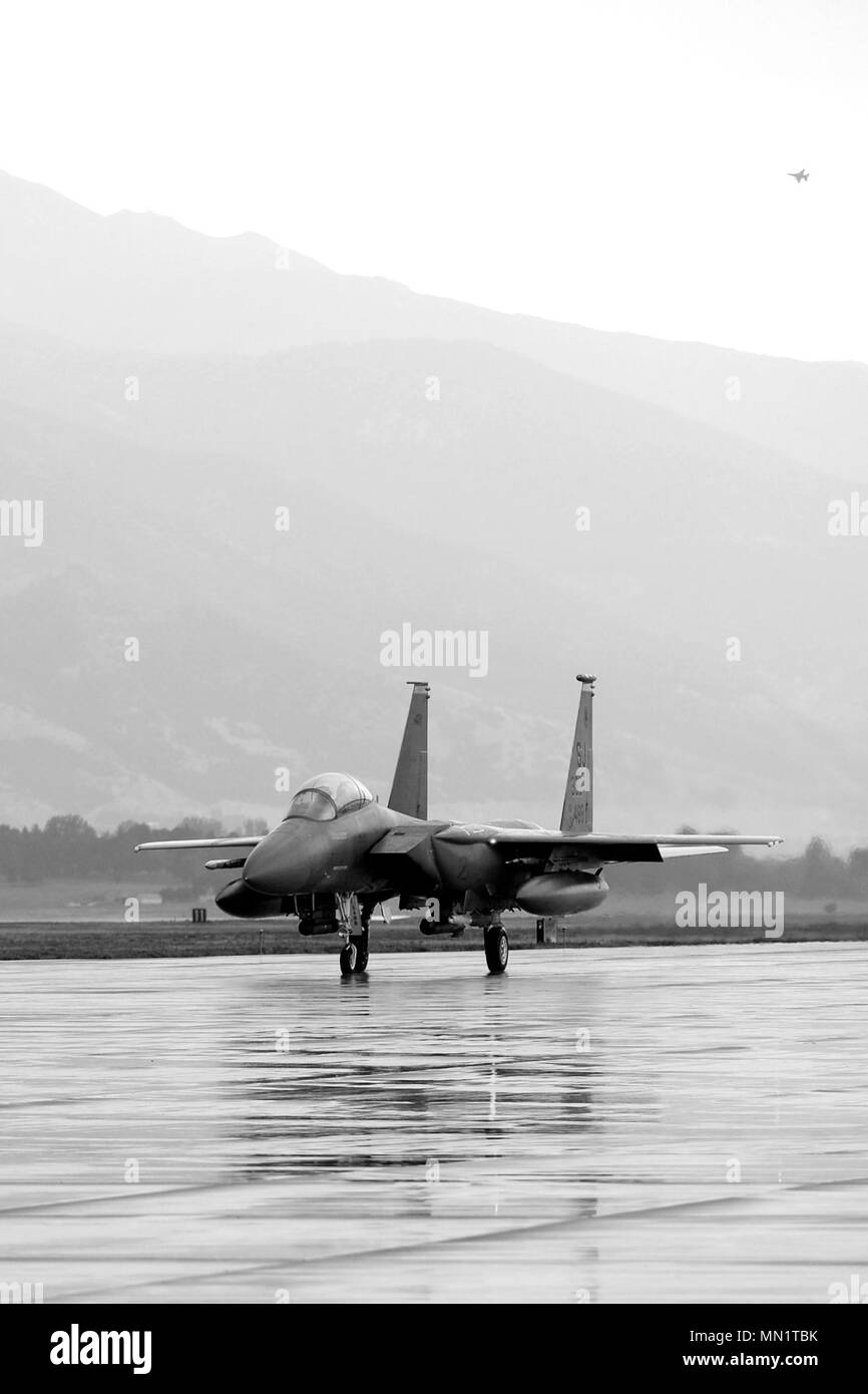Un F-15 Strike Eagle da Seymour Johnson Air Force Base in North Carolina, procedere verso la pista di rullaggio a Hill AFB, e il agosto 8. La F-15 volò durante il combattimento martello, un esercizio di valutazione quali test e convalida le prestazioni degli equipaggi, i piloti e la loro tecnologia durante la distribuzione di precisione di munizioni a guida. (Todd Cromar/STATI UNITI Air Force) Foto Stock