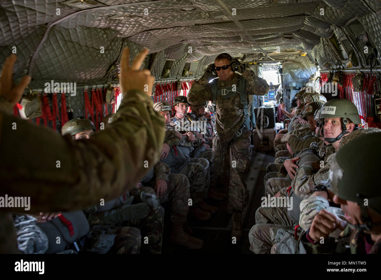 I membri dell'equipaggio di comunicare in una U.S. Esercito CH-47 Chinook durante Leapfest, il 6 agosto 2017, nella zona ovest di Kingstown, R.I. La Rhode Island National Guard ha ospitato la 34th Annual Event, che è il più grande international static line saltare la concorrenza in tutto il mondo. Team Moody's aviatori rappresentato il solo US sorella-team di servizio e si è guadagnato il secondo posto tra le 70 squadre partecipanti. (U.S. Air Force foto di Airman 1. Classe Daniel Snider) Foto Stock