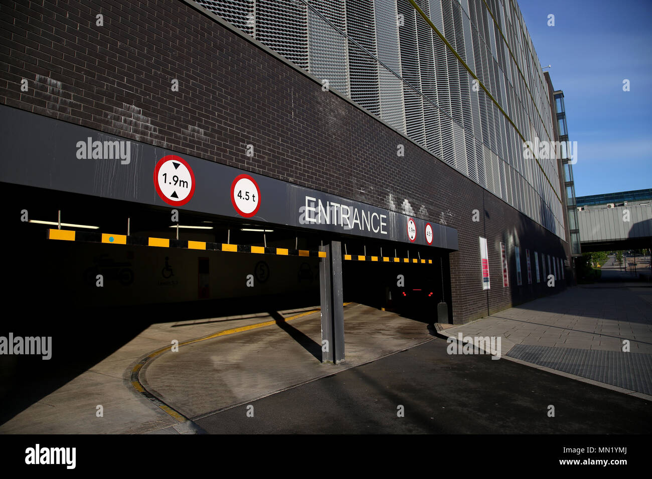 Ingresso a un parcheggio multipiano con cartelli di avvertimento Foto Stock