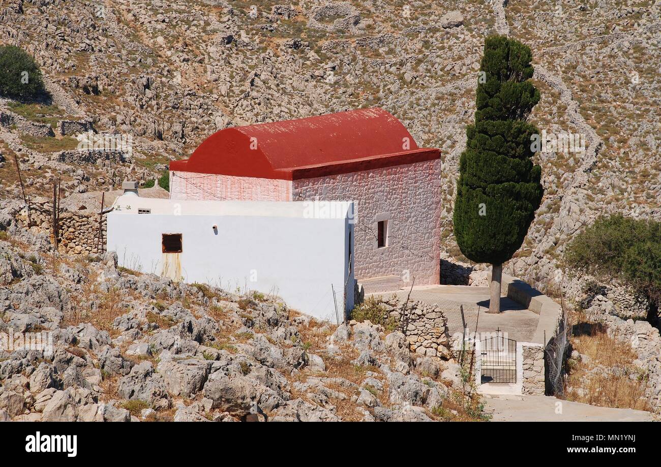 Una cappella in colline rocciose vicino a Chorio sull'isola greca di Halki. Foto Stock