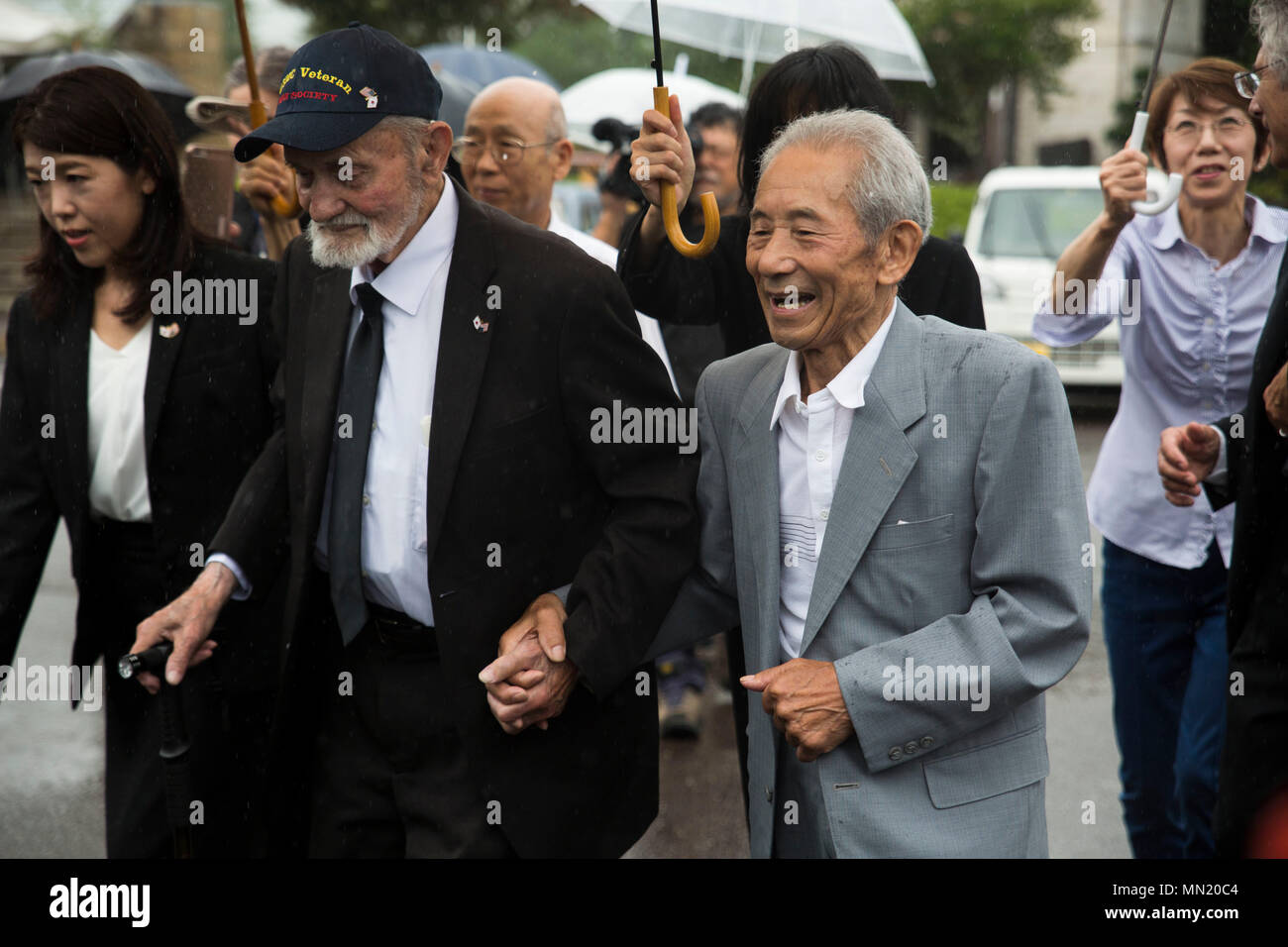 II Guerra Mondiale veterano Marvin Strombo, sinistra, passeggiate con Tatsuya Yasue al villaggio Higashishirakawa, Prefettura di Gifu, Giappone, 15 agosto 2017. Yasue e Strombo sta riunendo per un flag cerimonia di ritorno per dare indietro la famiglia Yasue un cimelio di famiglia che apparteneva al loro compianto fratello Sadao Yasue. Tatsuya, insieme con gli altri membri della famiglia hanno aspettato oltre 70 anni per il ritorno del fratello che si sono perse durante la guerra. La cerimonia previsti sia famiglie con chiusura come essi hanno finalmente una parte di Sadao a portare a casa. La riunione è stata resa possibile dalla Società Obon di Astoria, Oregon. La cerimonia Foto Stock