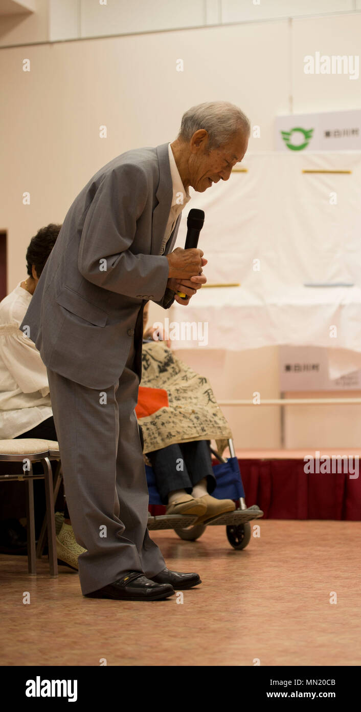 Tatsuya Yasue dà un apprezzamento Discorso alla II Guerra Mondiale veterano Marvin Strombo al villaggio Higashishirakawa, Prefettura di Gifu, Giappone, 15 agosto 2017. Yasue e Strombo sta riunendo per un flag cerimonia di ritorno per dare indietro la famiglia Yasue un cimelio di famiglia che apparteneva al loro compianto fratello Sadao Yasue. Tatsuya, insieme con gli altri membri della famiglia hanno aspettato oltre 70 anni per il ritorno del fratello che si sono perse durante la guerra. La cerimonia previsti sia famiglie con chiusura come essi hanno finalmente una parte di Sadao a portare a casa. La riunione è stata resa possibile dalla Società Obon di Astoria, Oregon. Foto Stock