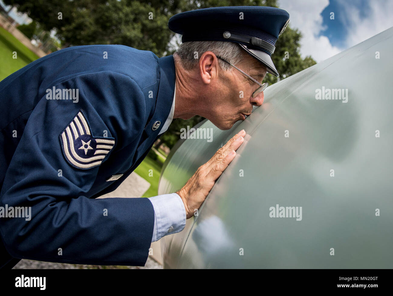 Tech. Sgt. Robert Wegeman, 919th Special Operations Wing, bacia la sua F-106A delta Dart, ora una visualizzazione statica a Tyndall Air Force Base, Fla. Wegeman, che è stato capo equipaggio per gli aeromobili utilizzati a baciare la F-106 addio prima di ogni sortie. Egli ha voluto dare il suo aereo un ultimo bacio prima di lui si è ritirato dopo 41 anni di servizio. (U.S. Air Force foto/Tech. Sgt. Sam re) Foto Stock