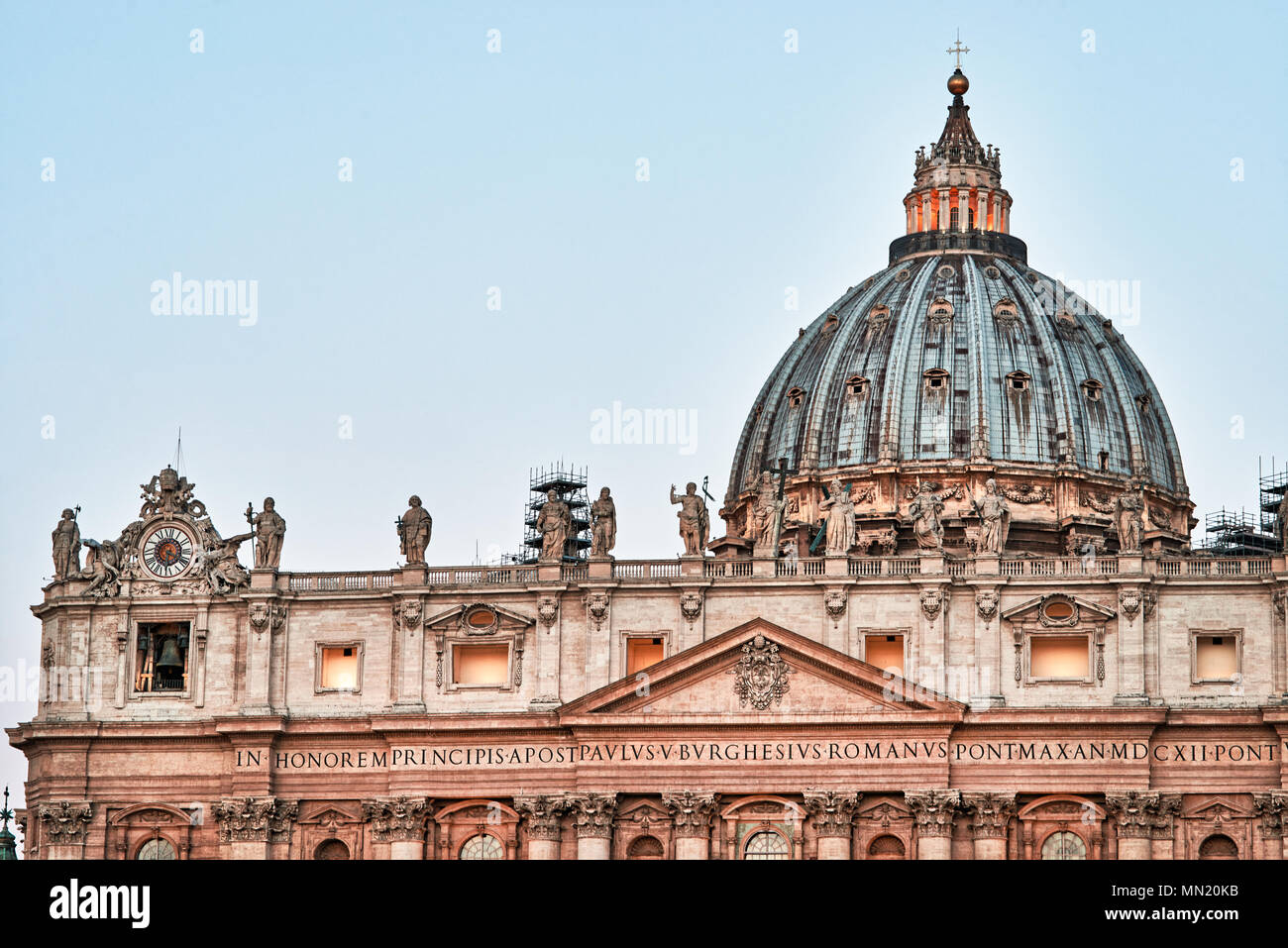 Roma, Basilica di San Pietro in Vaticano, a cupola dettaglio all'alba Foto Stock
