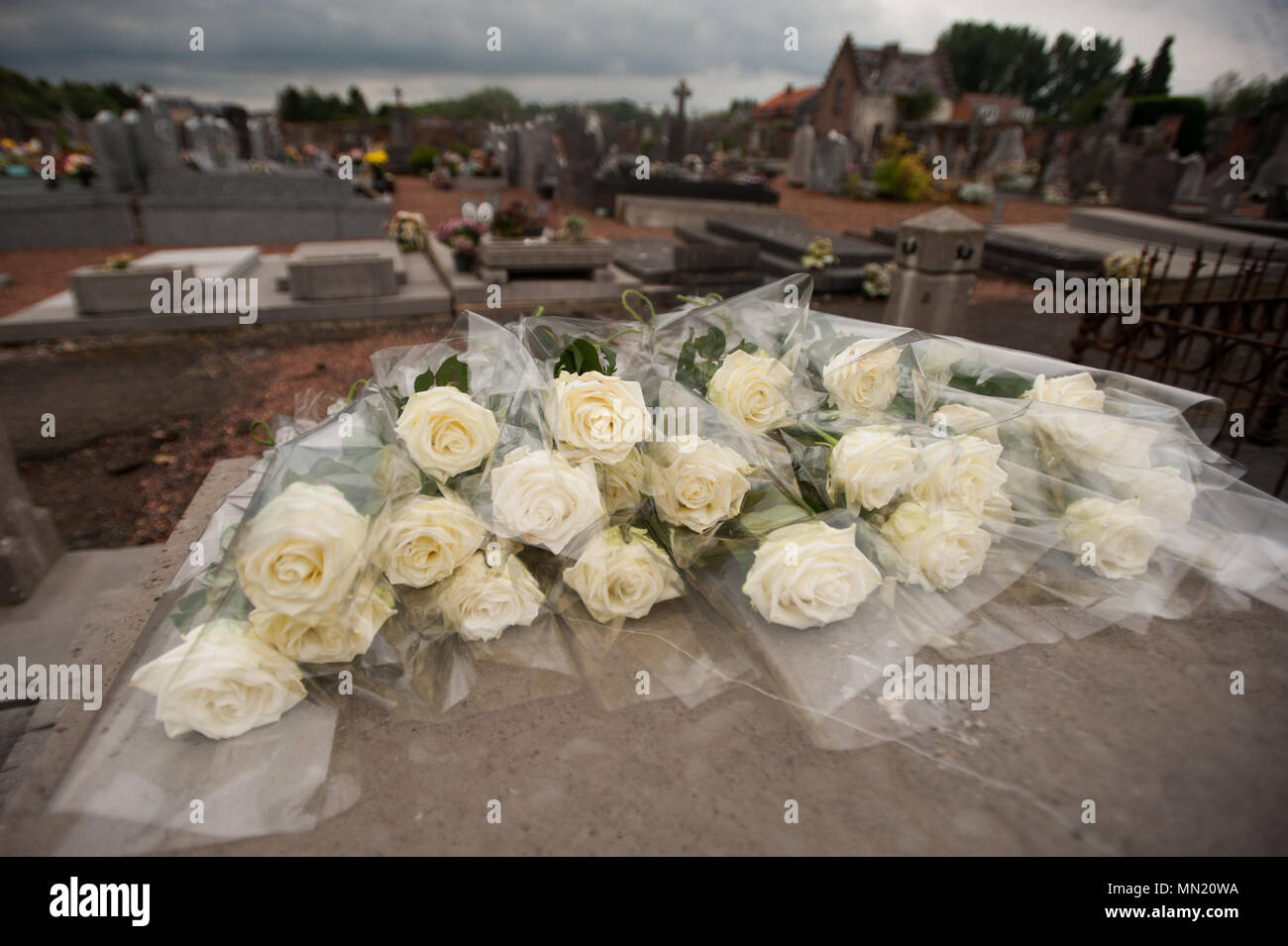 I fiori sono stati stabiliti in Belgio Lt. Col. Giuseppe Daumerie's gravemarker durante una cerimonia commemorativa, 15 agosto 2017, Brugelette, Belgio. Il memoriale commemora il settantacinquesimo anniversario della Daumerie della morte. Daumerie è un eroe di guerra e il pilota di caccia che è stato eseguito nel 1942 durante la Seconda Guerra Mondiale. La manifestazione ha offerto una opportunità unica per il servizio degli Stati Uniti i membri di onorare un eroe caduto e rafforzare il loro rapporto con gli alleati della NATO DURANTE GLI STATI UNITI Army Garrison Benelux il cinquantesimo anniversario in Belgio. (U.S. Navy foto di Informazioni Tecnico di sistema marinaio Daniel Gallegos/rilasciato) Foto Stock