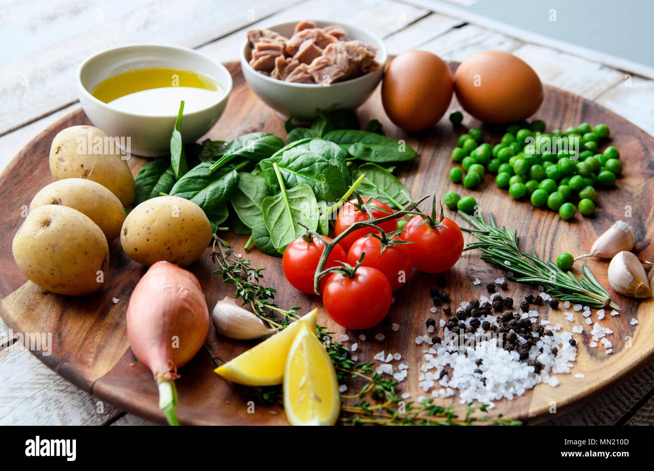 Ingredienti. Tonno con insalata di lattuga, uova e pomodori. Foto Stock