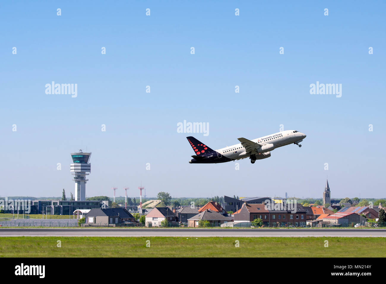 Torre di controllo dell'aeroporto di Bruxelles e il villaggio Steenokkerzeel dietro la pista di Brussels Airlines mentre aereo è tenuto spento, Zaventem, Belgio Foto Stock