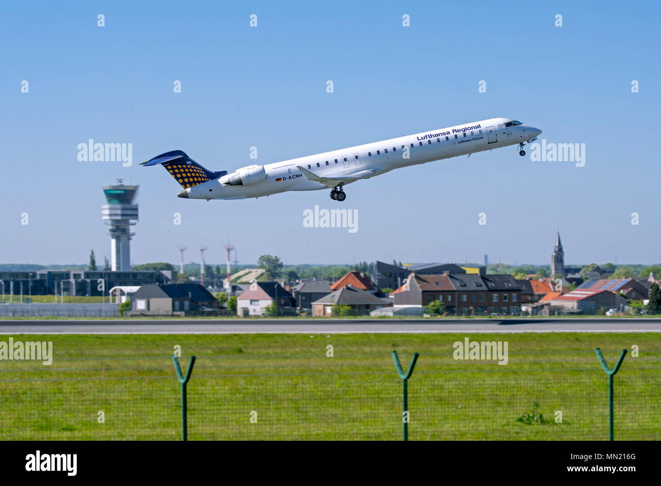 Bombardier CRJ-900LR, regionale aereo jet da Lufthansa CityLine tenendo fuori dalla pista all'aeroporto di Bruxelles, Zaventem, Belgio Foto Stock