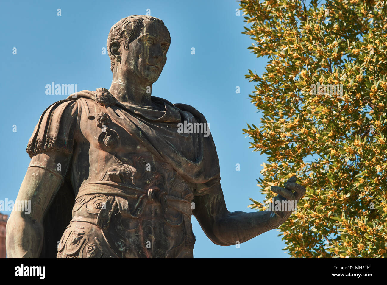 Roma, la statua in bronzo di imperatore Giulio Cesare Foto Stock