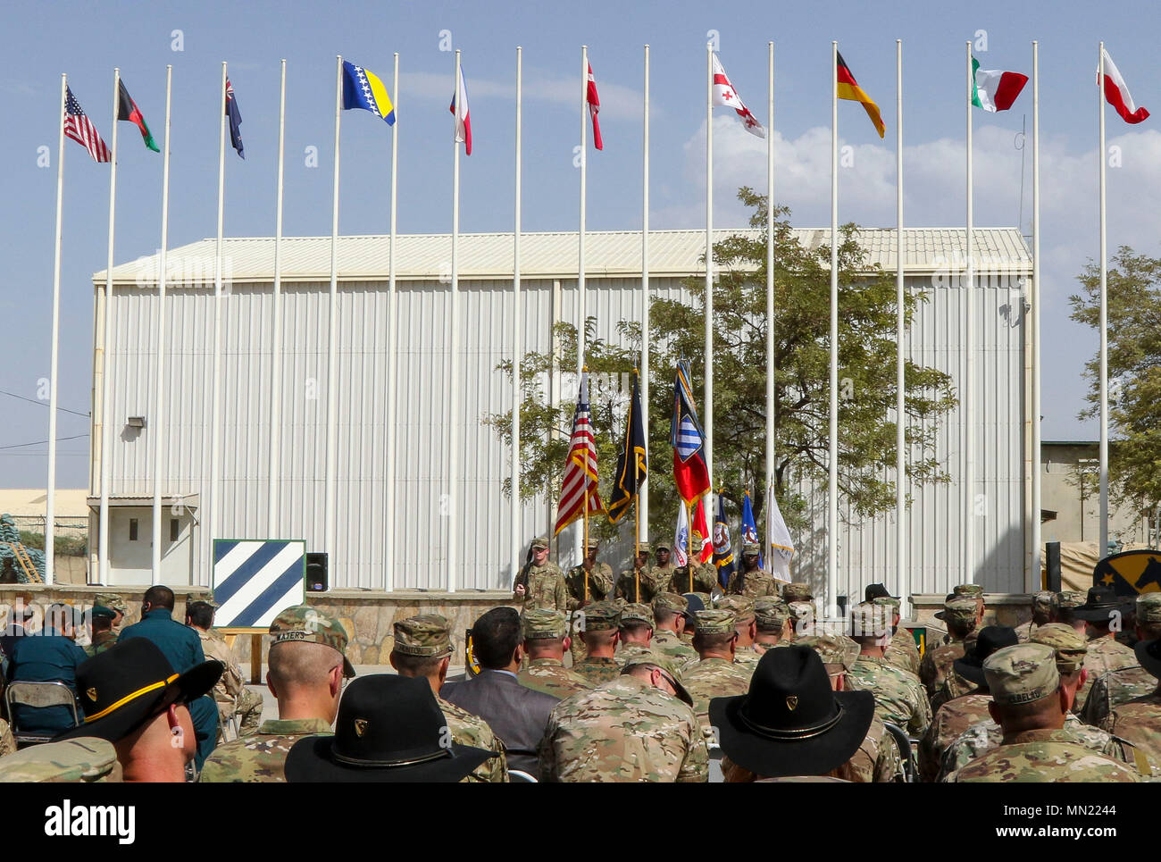 Terza Divisione di Fanteria assunto autorità per le forze USA in Afghanistan nazionale elemento di supporto in corrispondenza di un trasferimento di autorità cerimonia al Bagram Airfield il 16 agosto 2017. La prima divisione di cavalleria rinunciato competente dopo aver completato il loro tour di quasi dodici mesi. Foto Stock