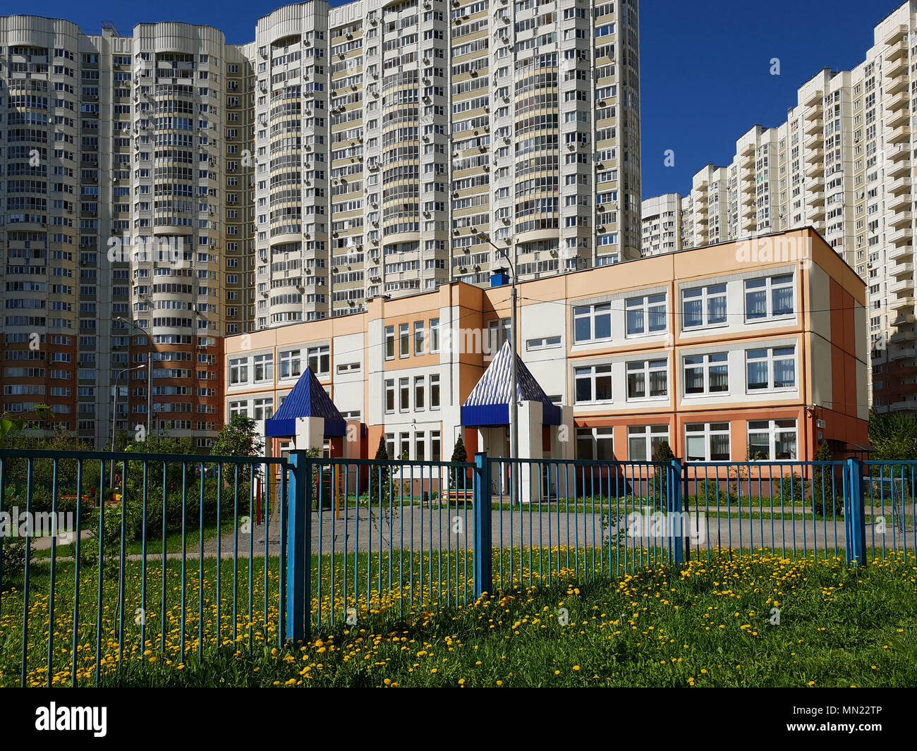 Khimki, Russia - cityscape con scuola di educazione generale Foto Stock