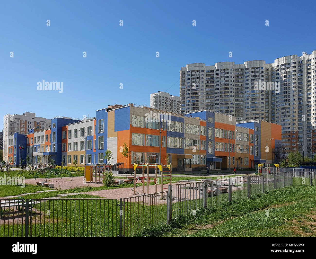 Khimki, Russia - cityscape con scuola di educazione generale Foto Stock