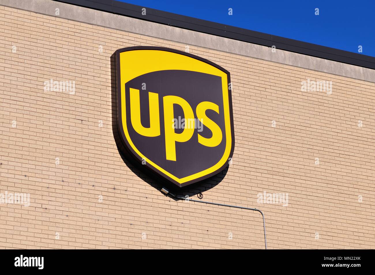 Chicago, Illinois, Stati Uniti d'America. Logo aziendale e identità visualizzata su una struttura UPS vicino al centro cittadino di Chicago e il suo anello. Foto Stock