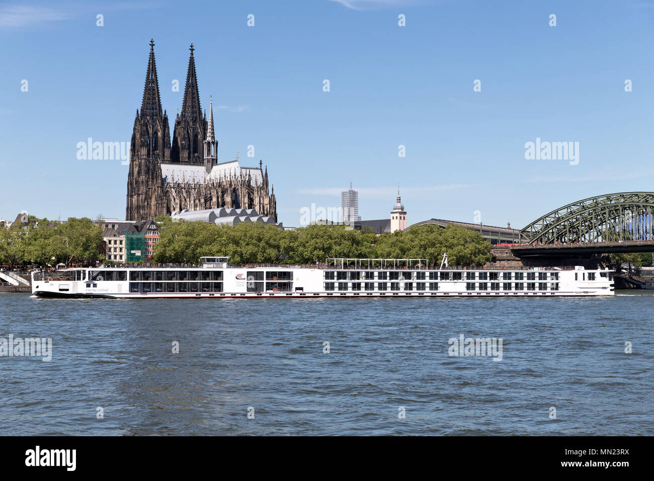 Crociera sul Fiume nave VIKING VIDAR passando il duomo di Colonia in Germania. Crociere Viking è una linea di crociera la fornitura di fiume e crociere oceaniche. Foto Stock