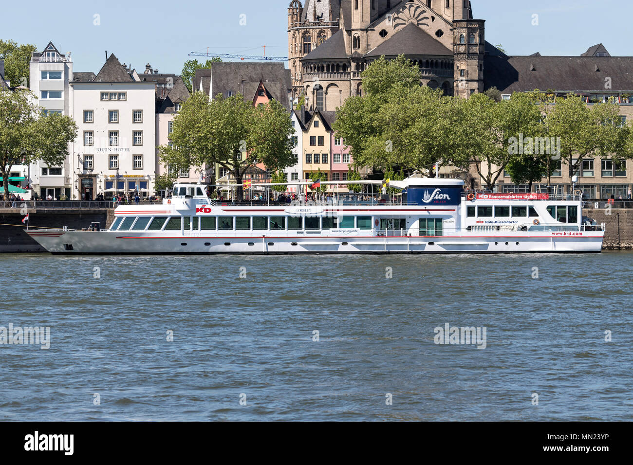 Escursione in barca di LORELEY KD Köln Düsseldorfer sul fiume Reno a Colonia, in Germania. LORELEY ha una capacità fino a 600 passeggeri ed è 68 m. Foto Stock