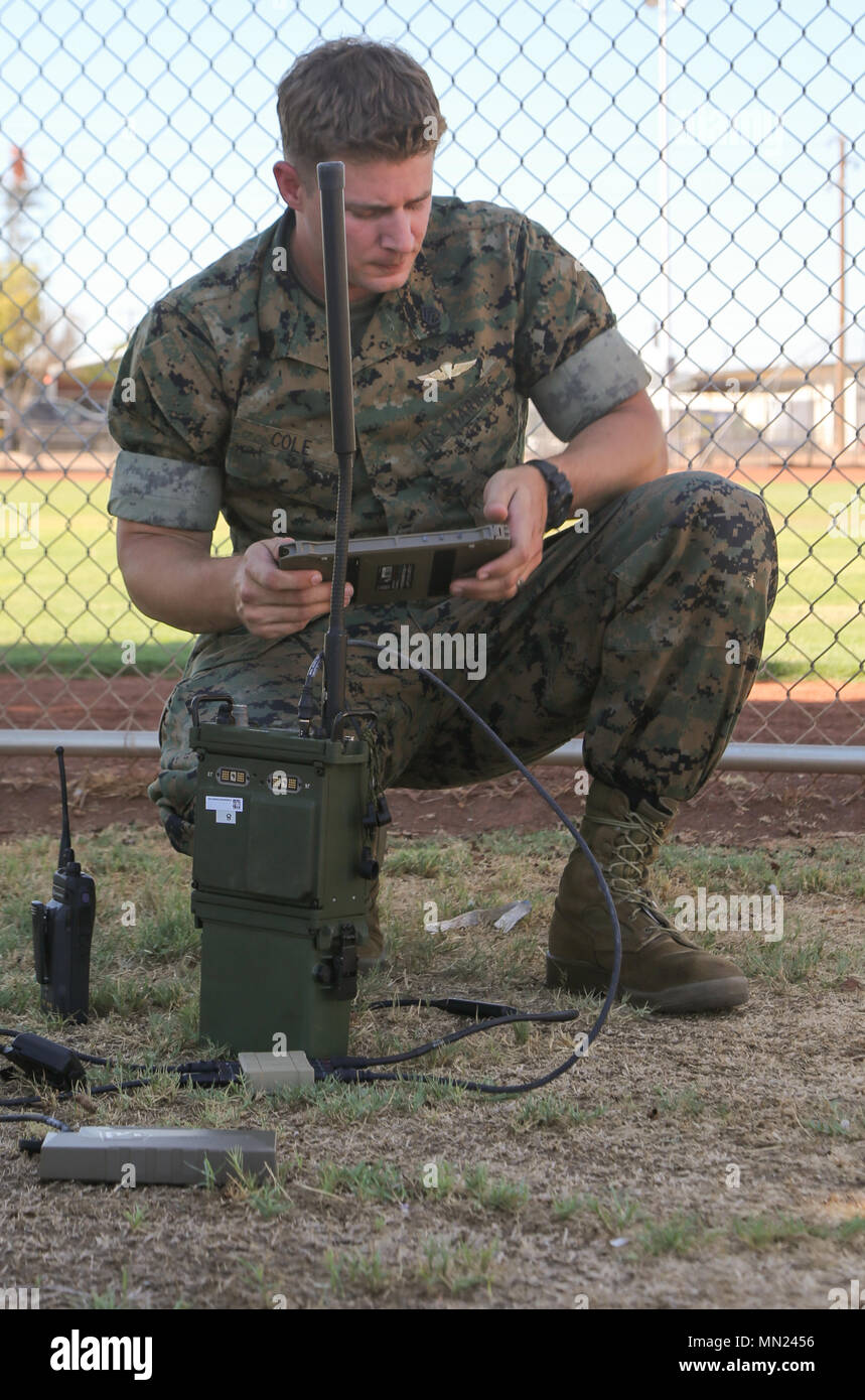 Stati Uniti Marine Corps Staff Sgt. Christophe Cole una Radio Chief con Marine Aviation di armi e tattiche di uno squadrone (MAWTS-1) consente di impostare una destinazione Hand-Off System V.2 durante un formato digitale assistita vicino aria esercizio di supporto al Marine Corps Air Station Yuma, Ariz., 15 agosto 2017. Questo esercizio è stato condotto per contribuire ad attenuare i rischi per il personale militare aumentando il livello di consapevolezza della situazione sul campo di battaglia. (U.S. Marine Corps photo by Lance Cpl. Andrew Huff). Foto Stock